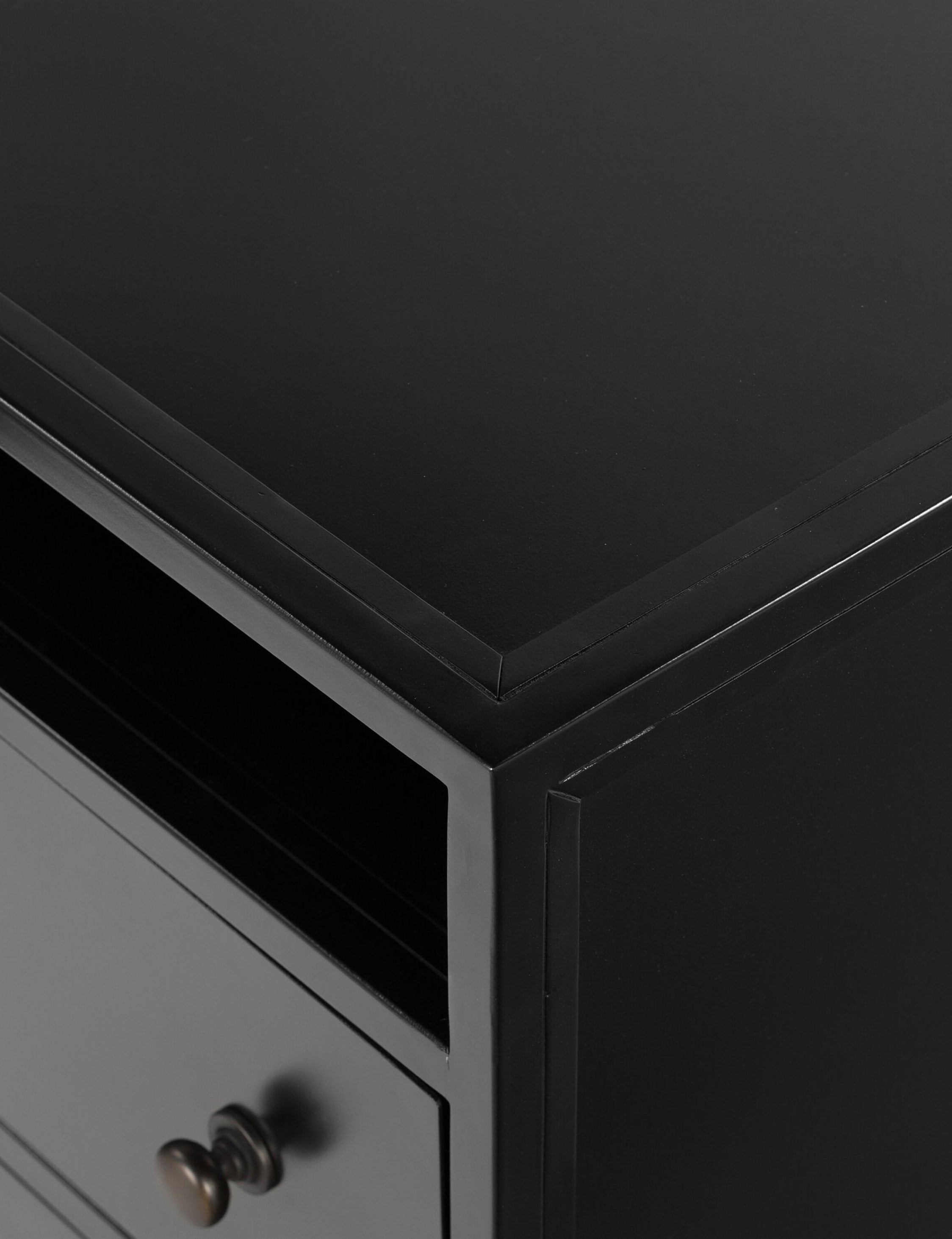 Table de chevet à 2 tiroirs - Parfaite pour les chambres d'inspiration industrielle, cette table de chevet apporte une touche sophistiquée grâce à ses poignées de tiroir rondes qui ajoutent un