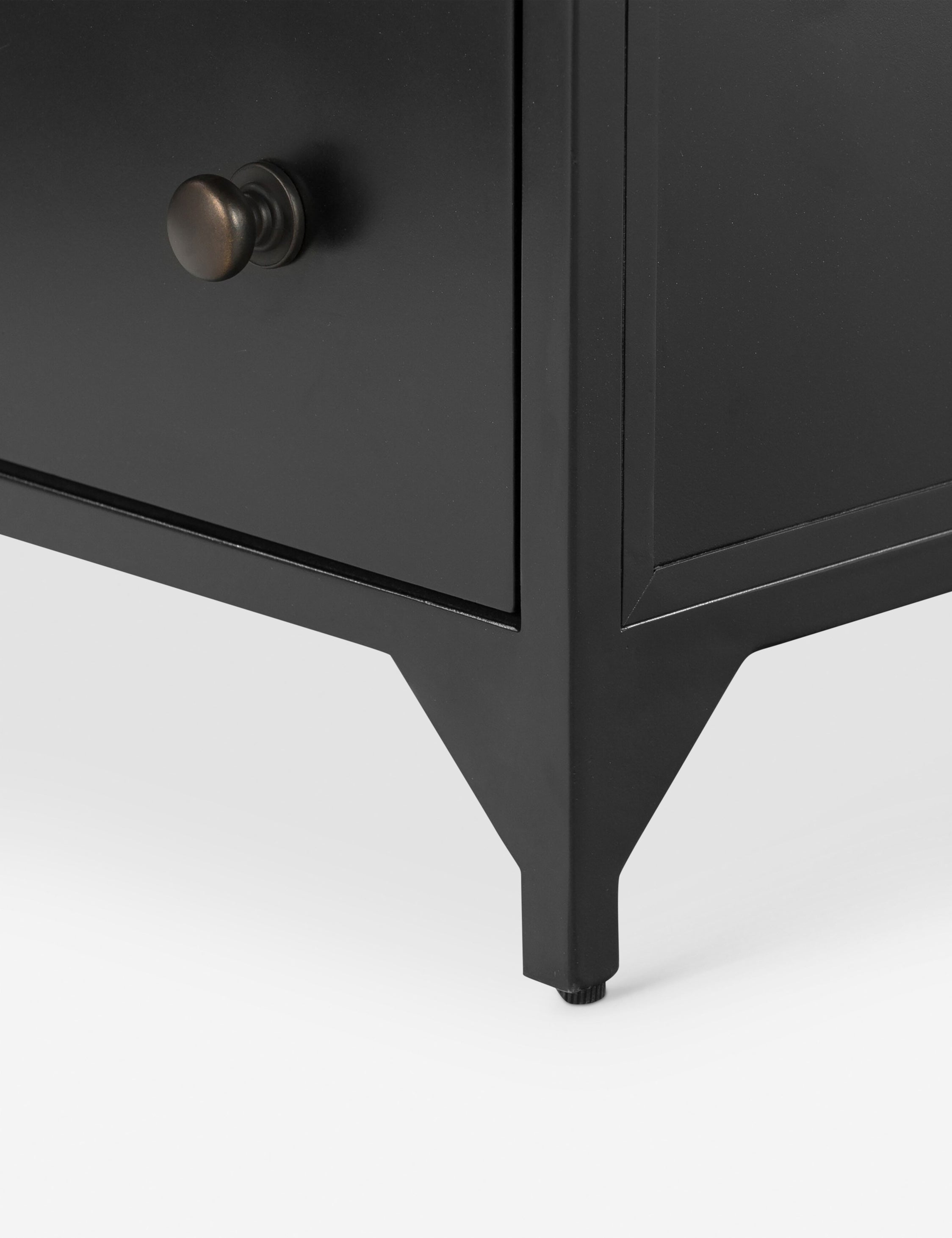 Table de chevet à 2 tiroirs - Parfaite pour les chambres d'inspiration industrielle, cette table de chevet apporte une touche sophistiquée grâce à ses poignées de tiroir rondes qui ajoutent un