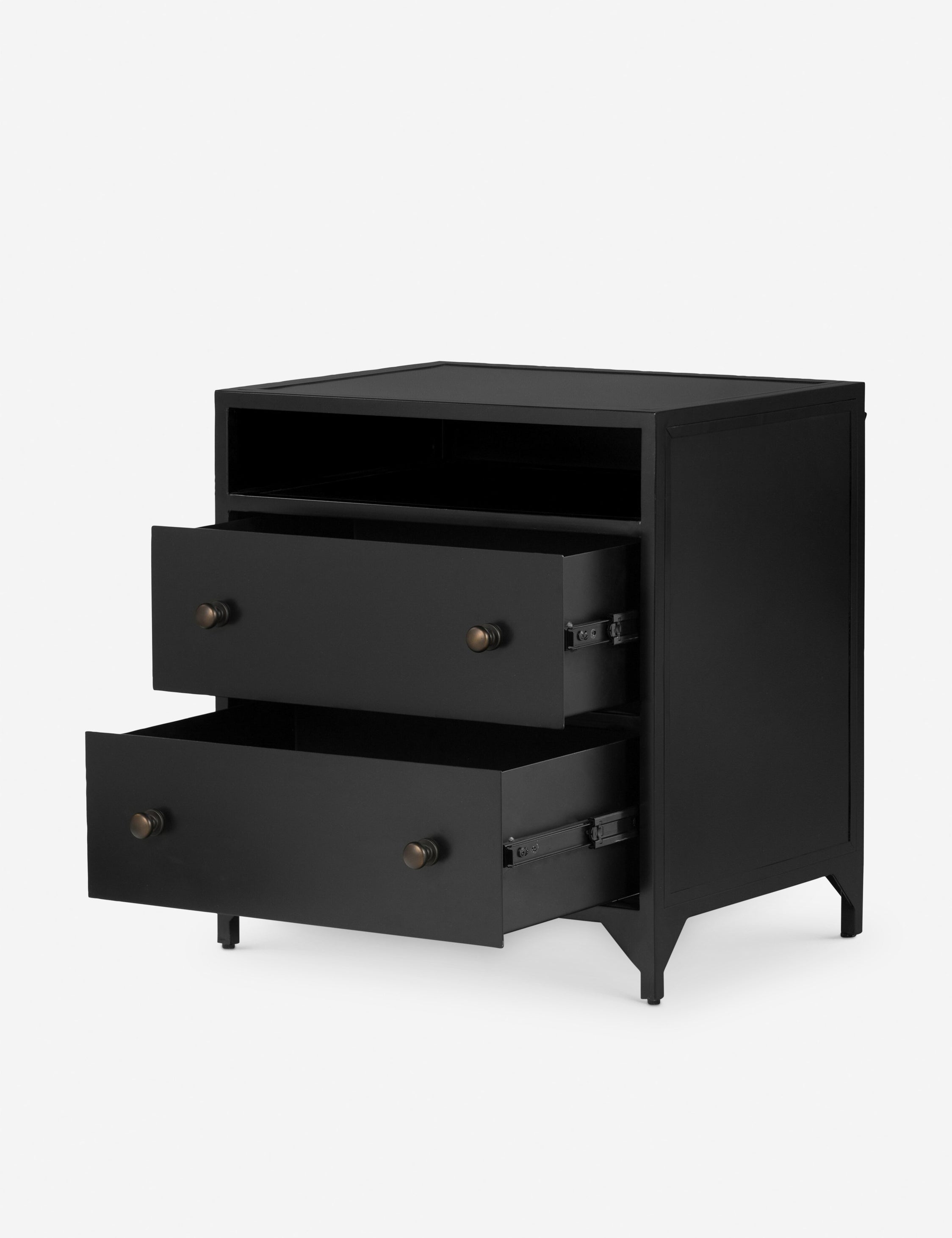 Table de chevet à 2 tiroirs - Parfaite pour les chambres d'inspiration industrielle, cette table de chevet apporte une touche sophistiquée grâce à ses poignées de tiroir rondes qui ajoutent un
