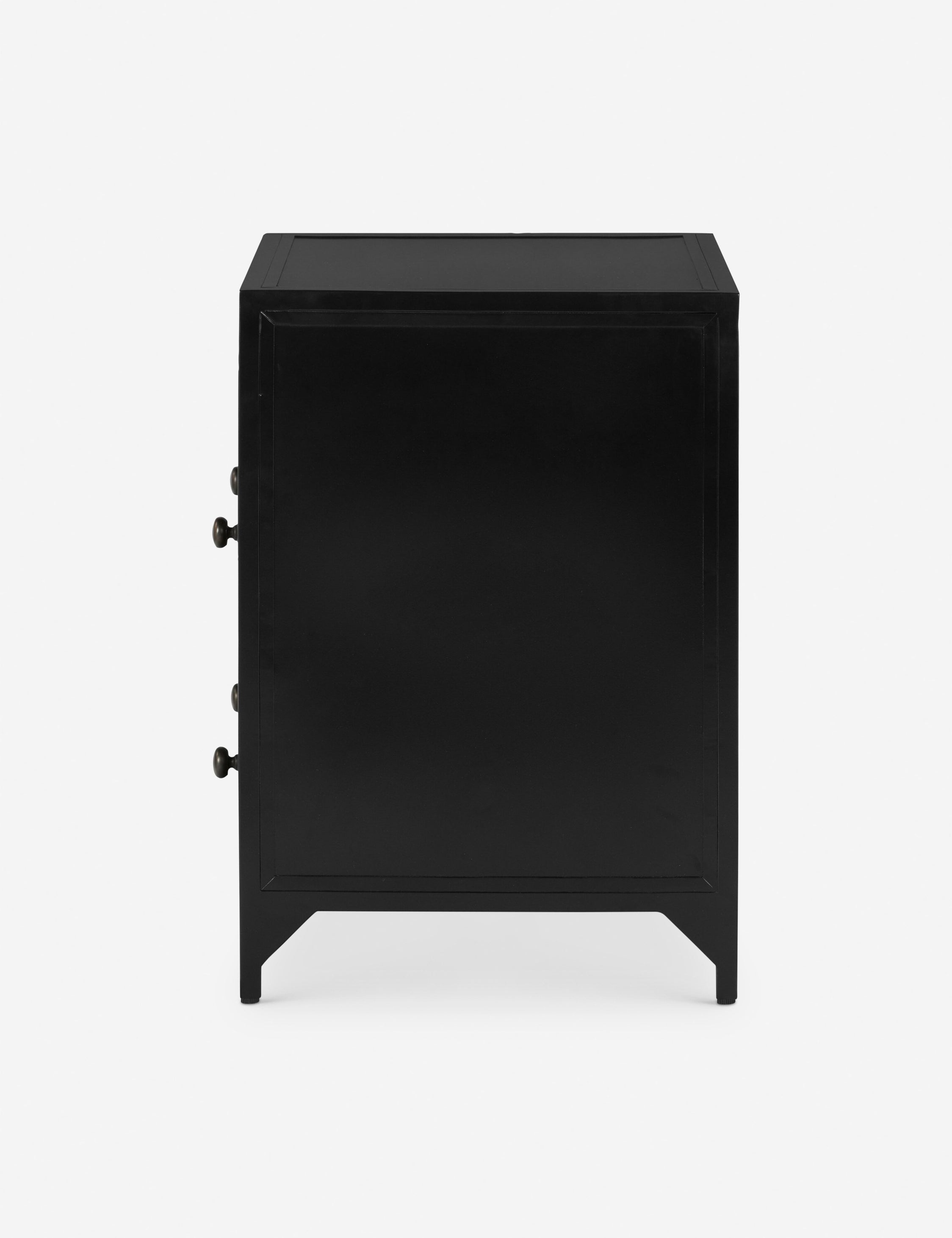 Table de chevet à 2 tiroirs - Parfaite pour les chambres d'inspiration industrielle, cette table de chevet apporte une touche sophistiquée grâce à ses poignées de tiroir rondes qui ajoutent un