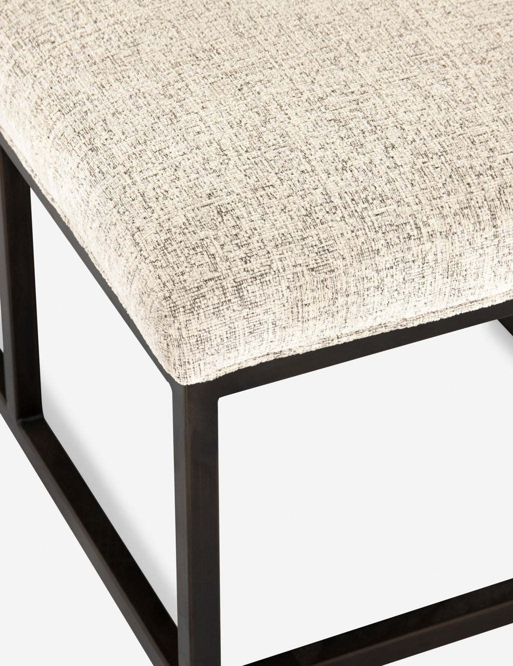 Banc - Pièce moderne qui s'intègre à diverses esthétiques, ce banc rembourré en tissu est la touche finale parfaite pour votre espace.