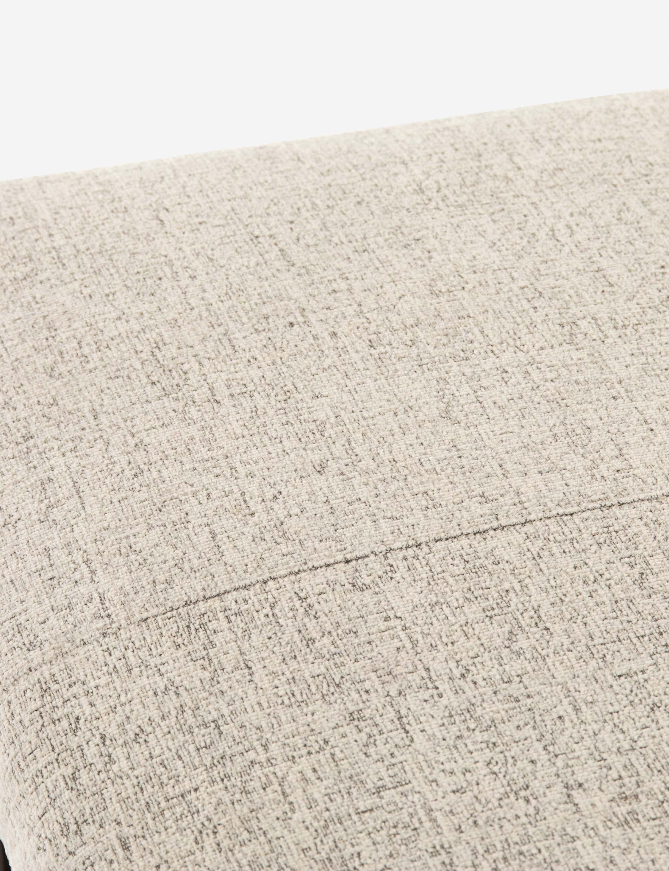 Banc - Pièce moderne qui s'intègre à diverses esthétiques, ce banc rembourré en tissu est la touche finale parfaite pour votre espace.