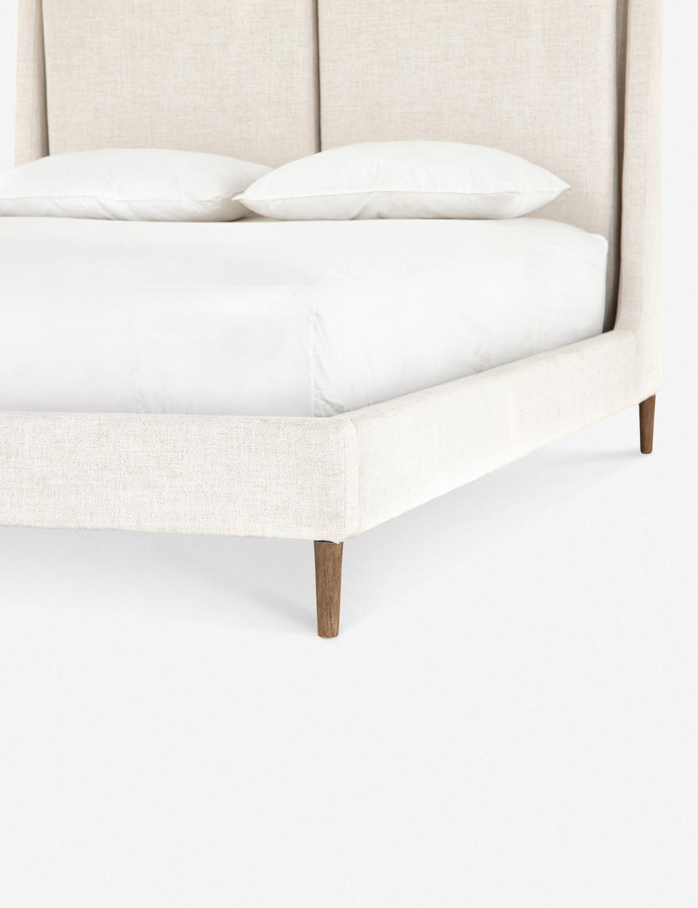 Lit plateforme - Rembourré d'un doux mélange de lin, ce cadre de lit présente un design ailé avec une tête de lit capitonnée, d'un équilibre remarquable
