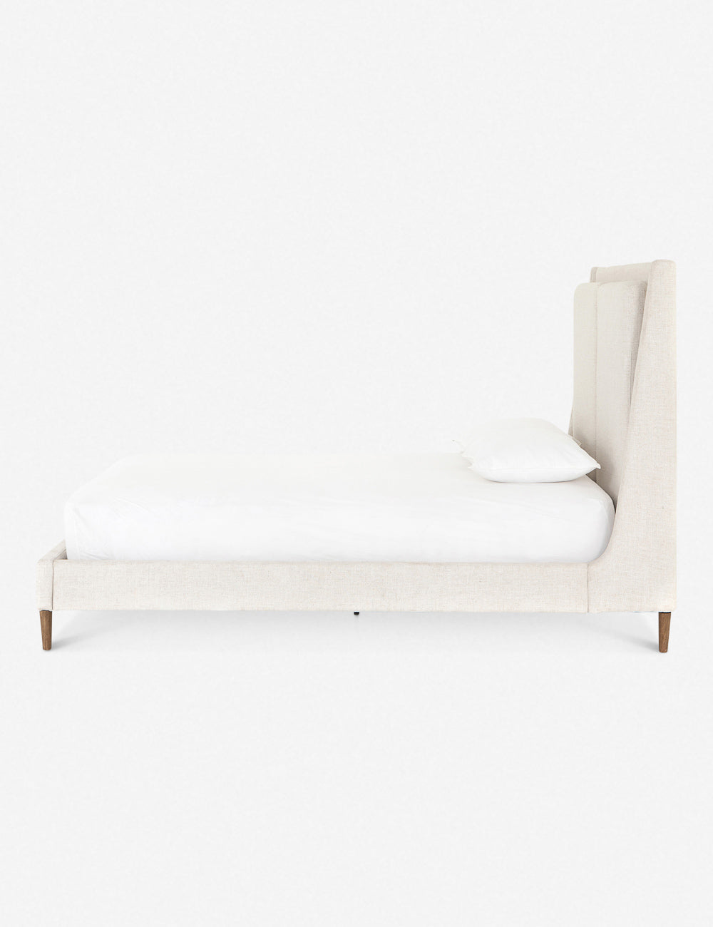 Lit plateforme - Rembourré d'un doux mélange de lin, ce cadre de lit présente un design ailé avec une tête de lit capitonnée, d'un équilibre remarquable