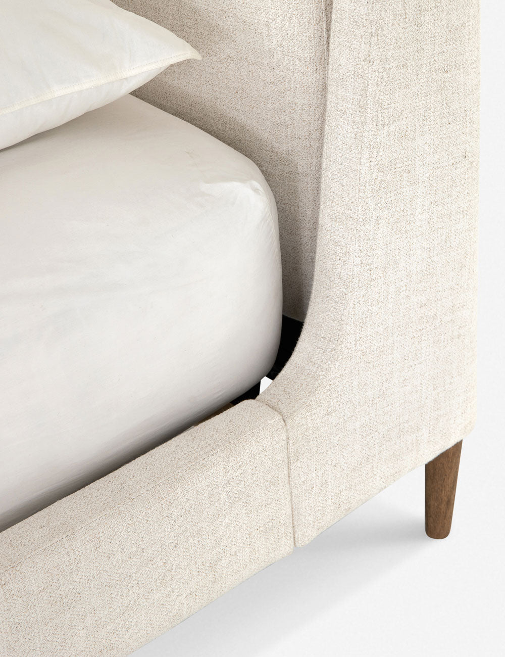 Lit plateforme - Rembourré d'un doux mélange de lin, ce cadre de lit présente un design ailé avec une tête de lit capitonnée, d'un équilibre remarquable