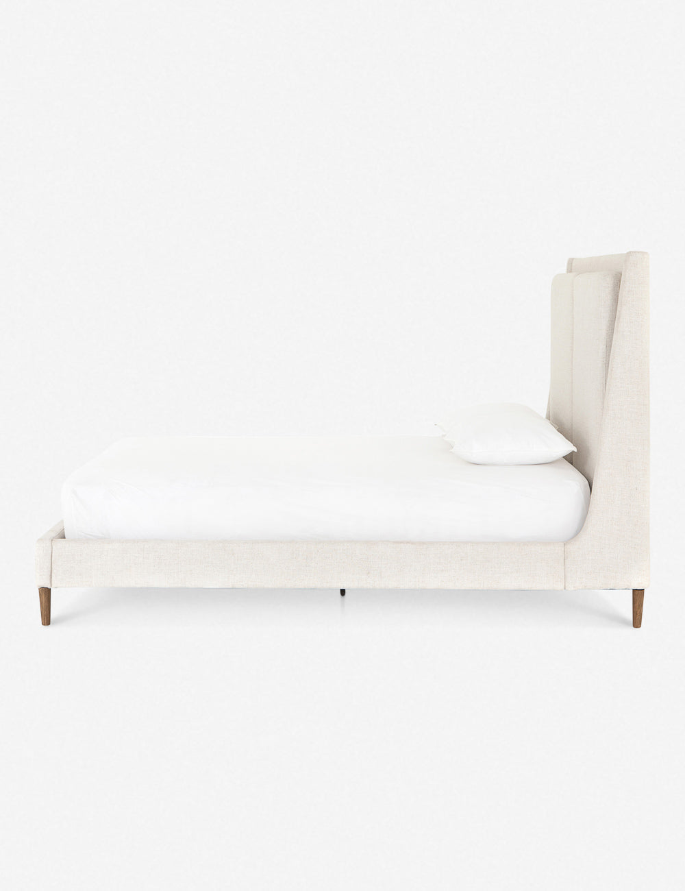 Lit plateforme - Rembourré d'un doux mélange de lin, ce cadre de lit présente un design ailé avec une tête de lit capitonnée, d'un équilibre remarquable