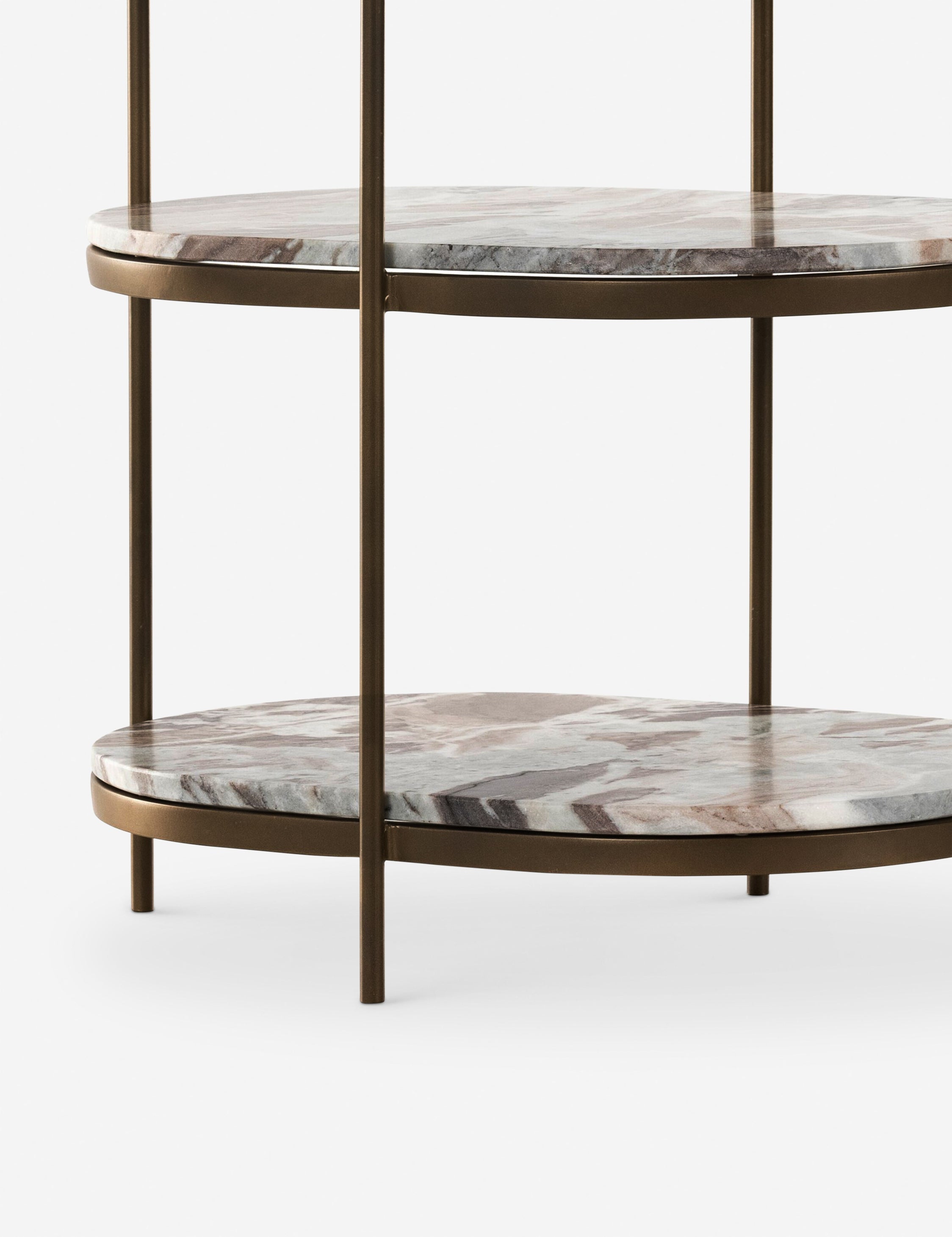Table de chevet - Alliant le charme d'inspiration vintage au luxe moderne, cette table de chevet à trois niveaux apporte une touche sophistiquée à votre chambre