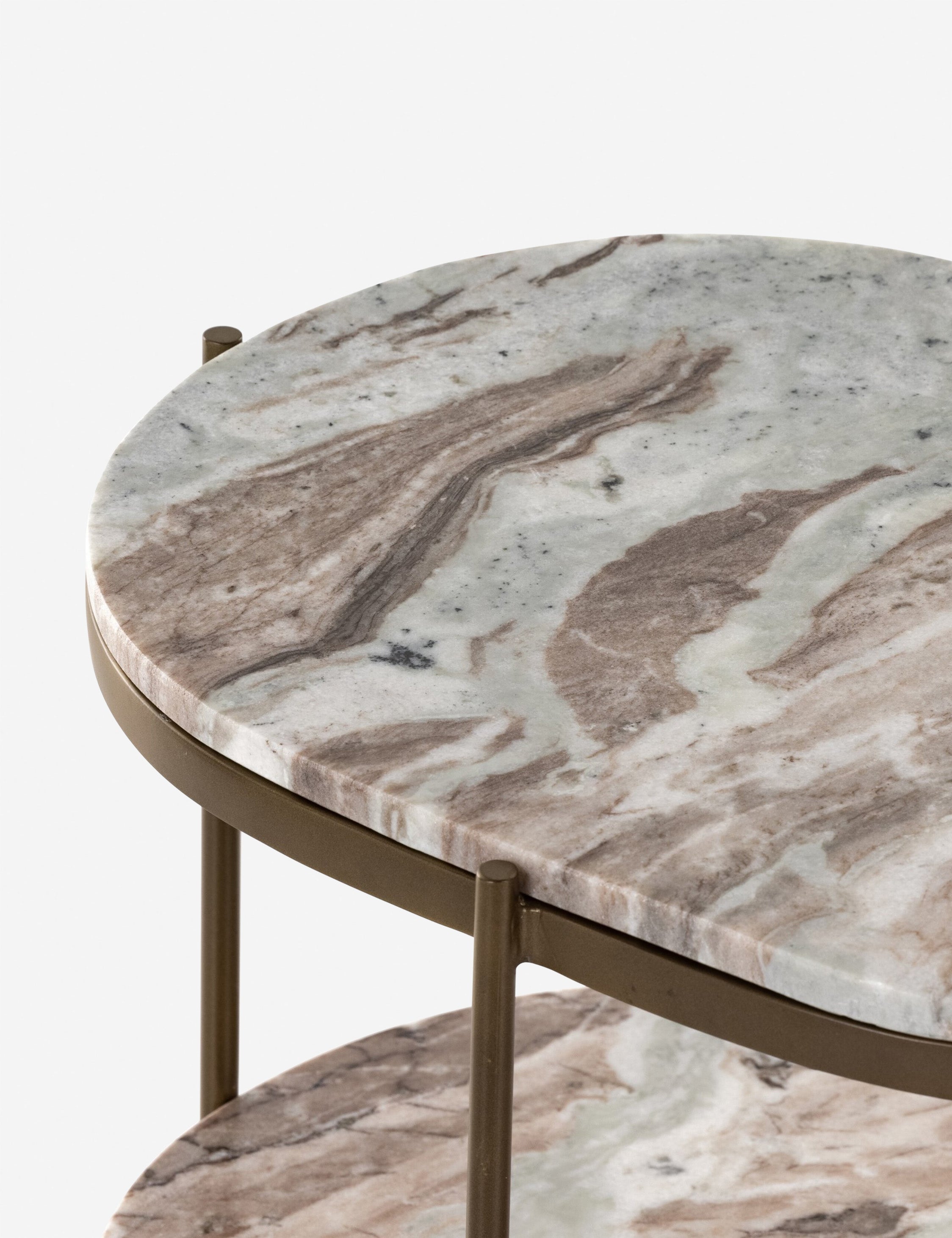 Table de chevet - Alliant le charme d'inspiration vintage au luxe moderne, cette table de chevet à trois niveaux apporte une touche sophistiquée à votre chambre