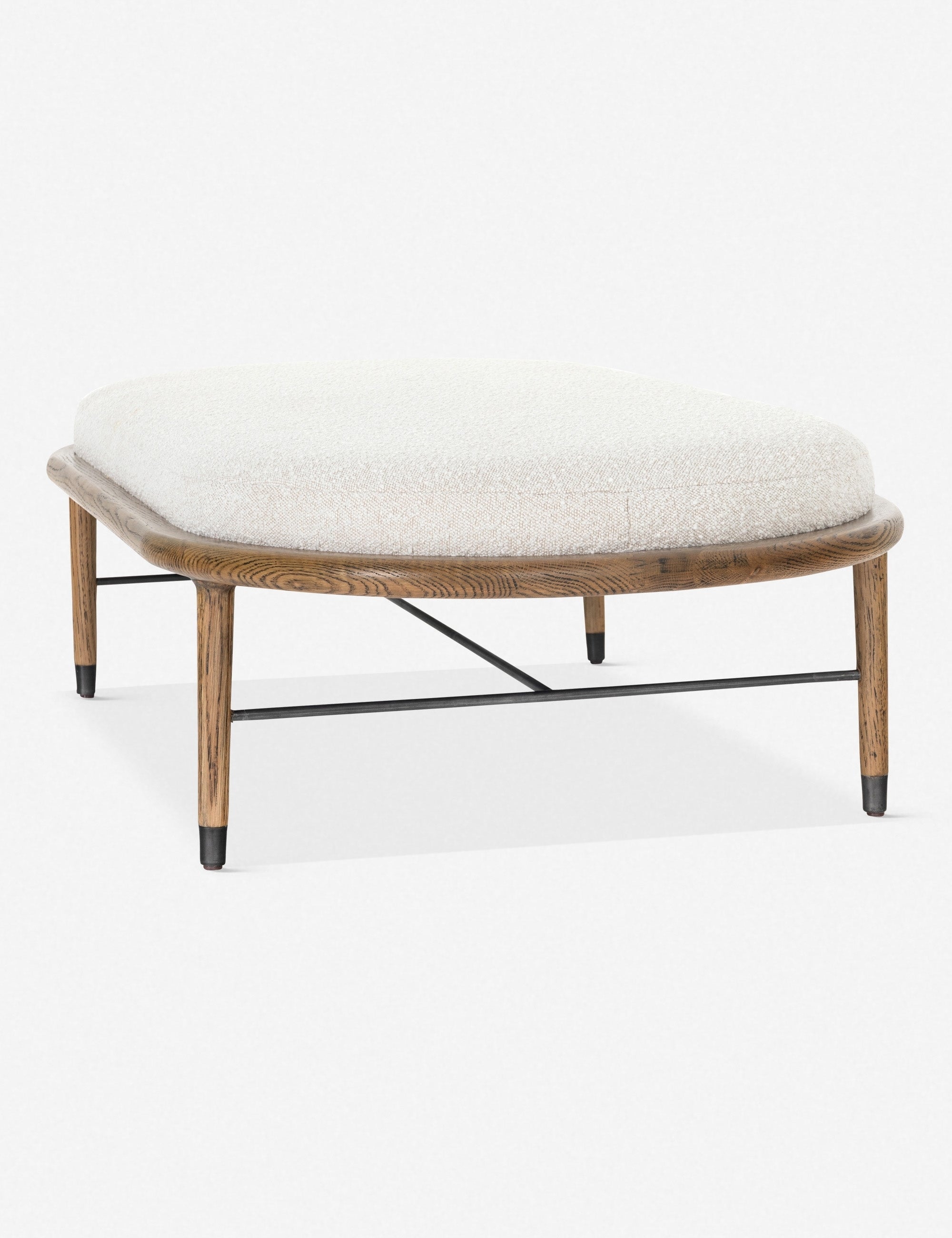 Banc - Ce banc allie subtilement style et fonctionnalité, avec son assise ovale capitonnée suffisamment spacieuse pour offrir une surface d'appoint lorsque