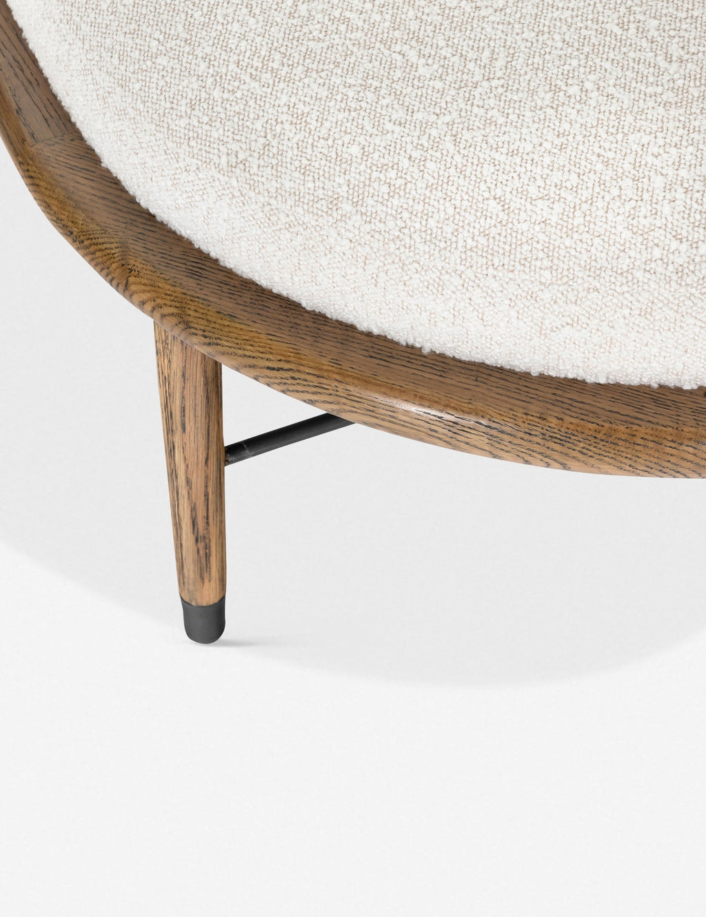 Banc - Ce banc allie subtilement style et fonctionnalité, avec son assise ovale capitonnée suffisamment spacieuse pour offrir une surface d'appoint lorsque