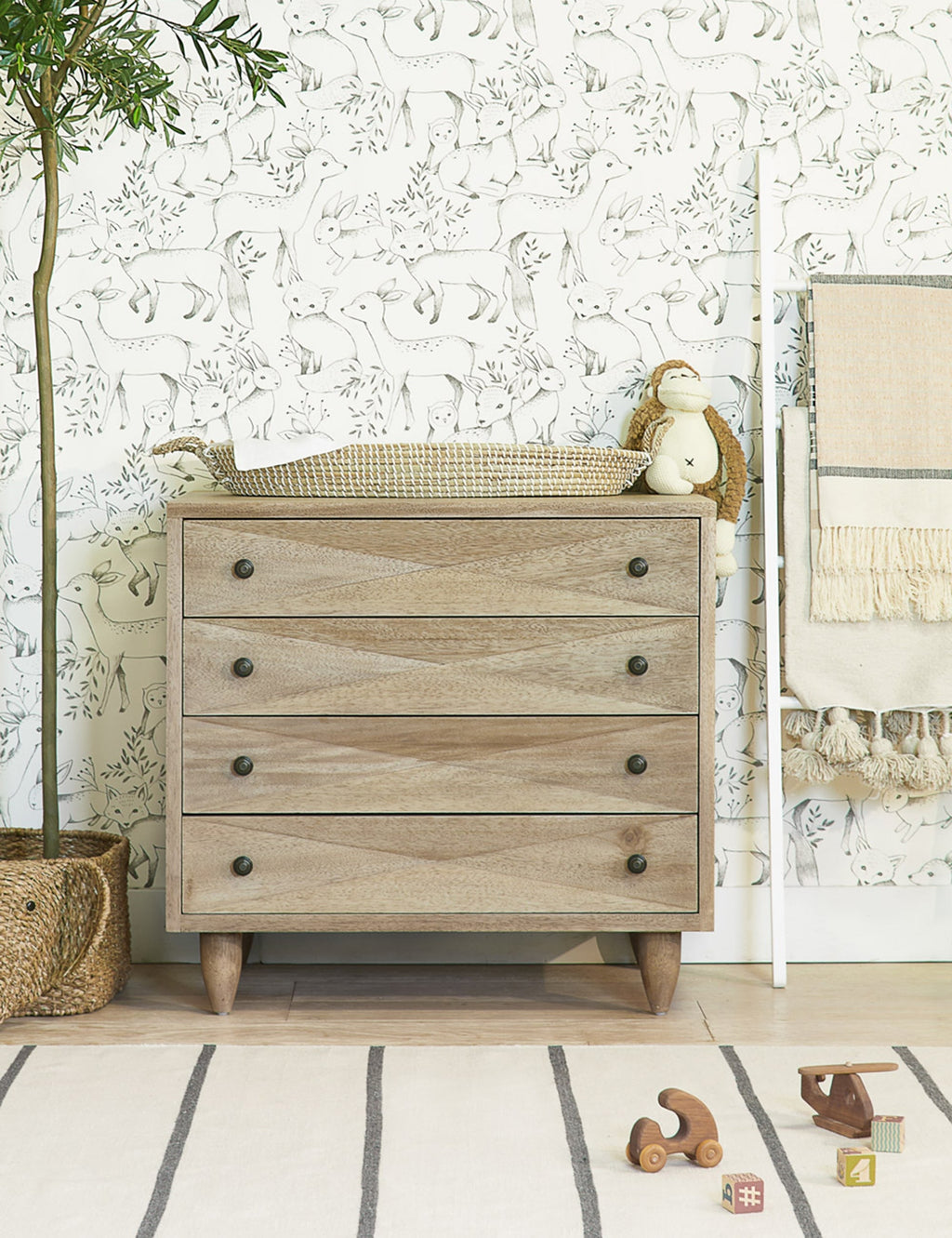 Commode à 4 tiroirs - Notre commode à quatre tiroirs s'intègre parfaitement aux intérieurs de chambre modernes, ou même bohèmes, grâce à ses motifs géométriques accrocheurs