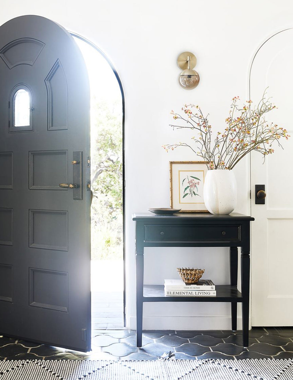 Table de chevet à tiroir – Ajoutez une touche de style rustique (et un peu d'espace de rangement supplémentaire) aux salons et aux chambres avec la table d'appoint