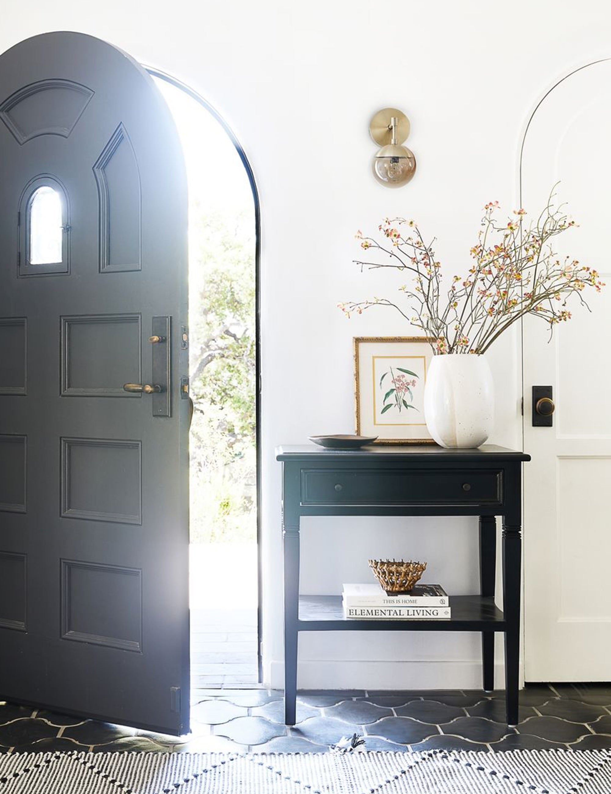 Table de chevet à tiroir – Ajoutez une touche de style rustique (et un peu d'espace de rangement supplémentaire) aux salons et aux chambres avec la table d'appoint