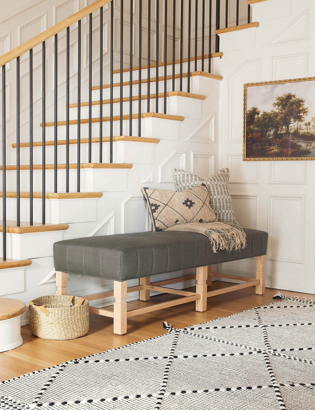 Banc – Alliant un style sur mesure à des matériaux classiques, ce banc rembourré est l'incarnation du confort intemporel.