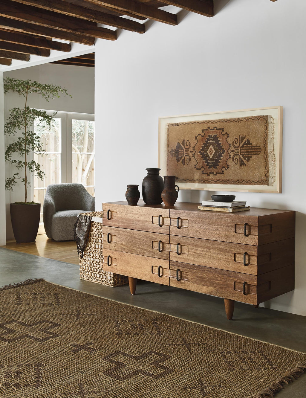 Commode - Des détails en fer et un bois brut confèrent à cette commode un aspect distinctif qui s'harmonise aussi bien avec les styles modernes que de transition.