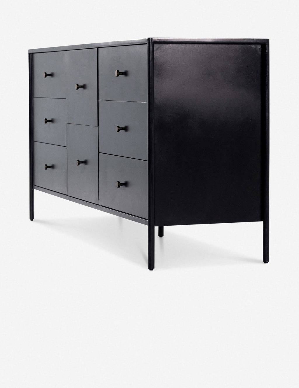Commode 8 tiroirs - Fer finition noire, au profil épuré, et dotée de ferrures en bronze pour un look industriel propre et soigné avec