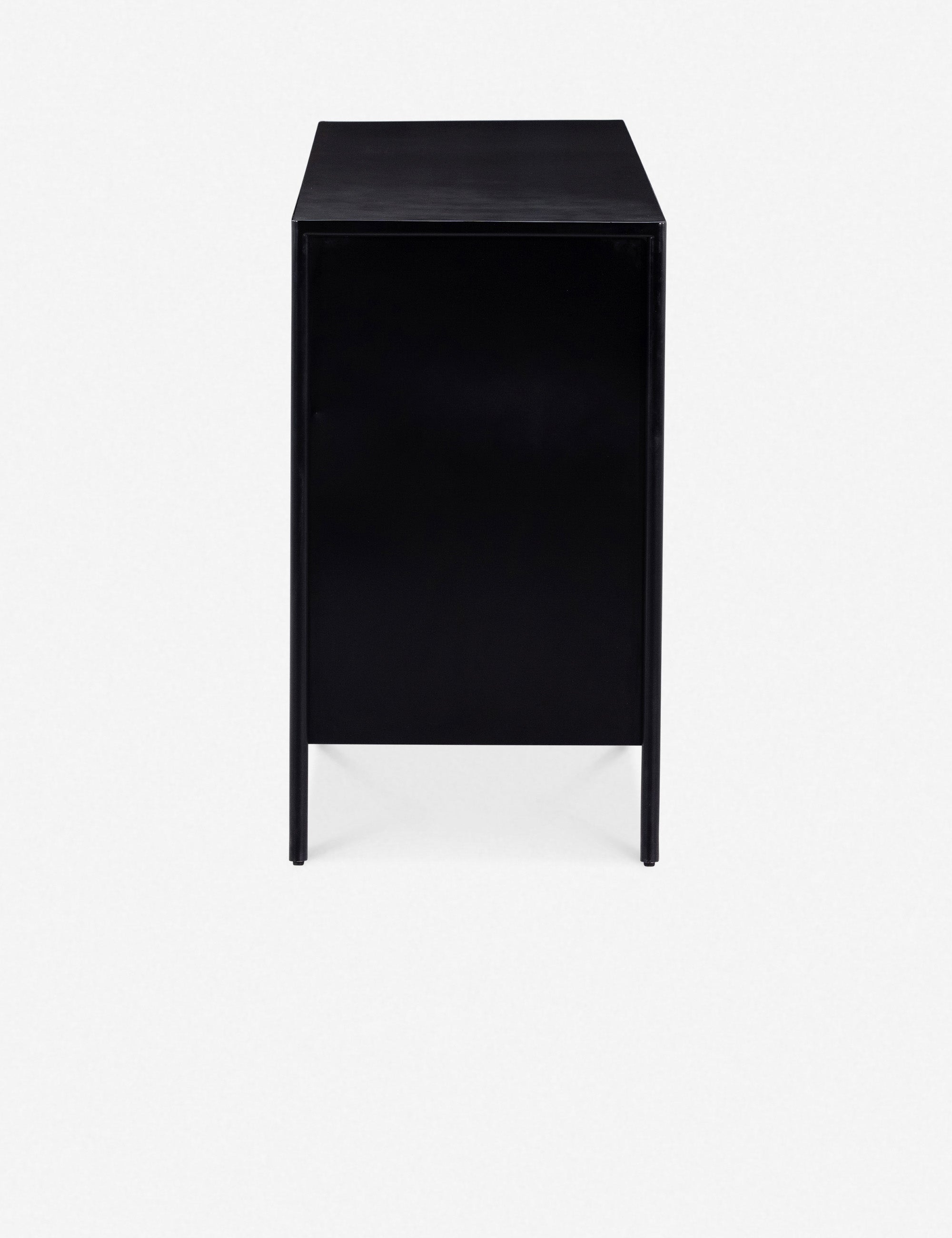 Commode 8 tiroirs - Fer finition noire, au profil épuré, et dotée de ferrures en bronze pour un look industriel propre et soigné avec