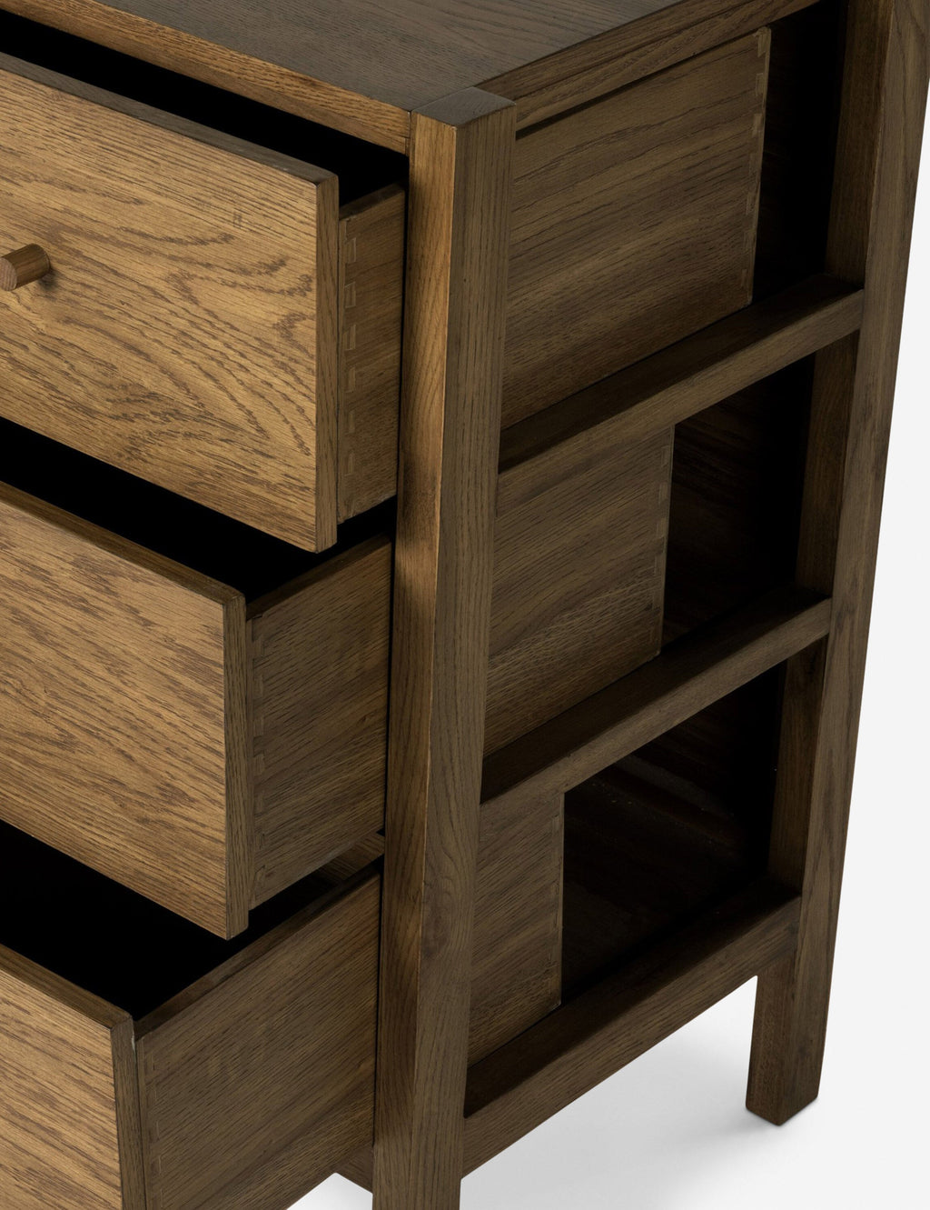 Commode - Avec son cadre apparent et ses lignes minimalistes, cette commode offre une version modernisée du style du milieu du siècle dernier