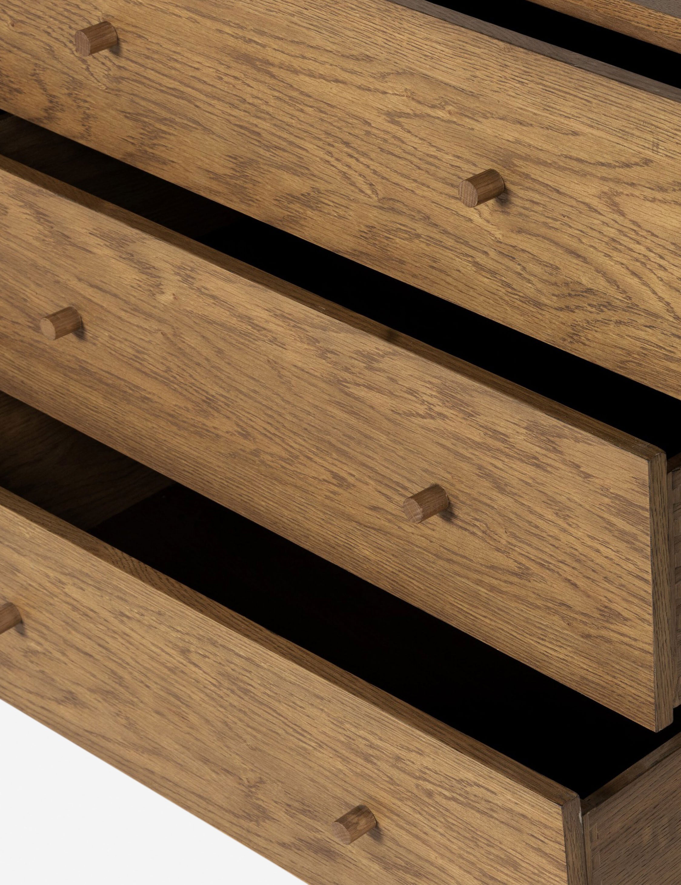 Commode - Avec son cadre apparent et ses lignes minimalistes, cette commode offre une version modernisée du style du milieu du siècle dernier