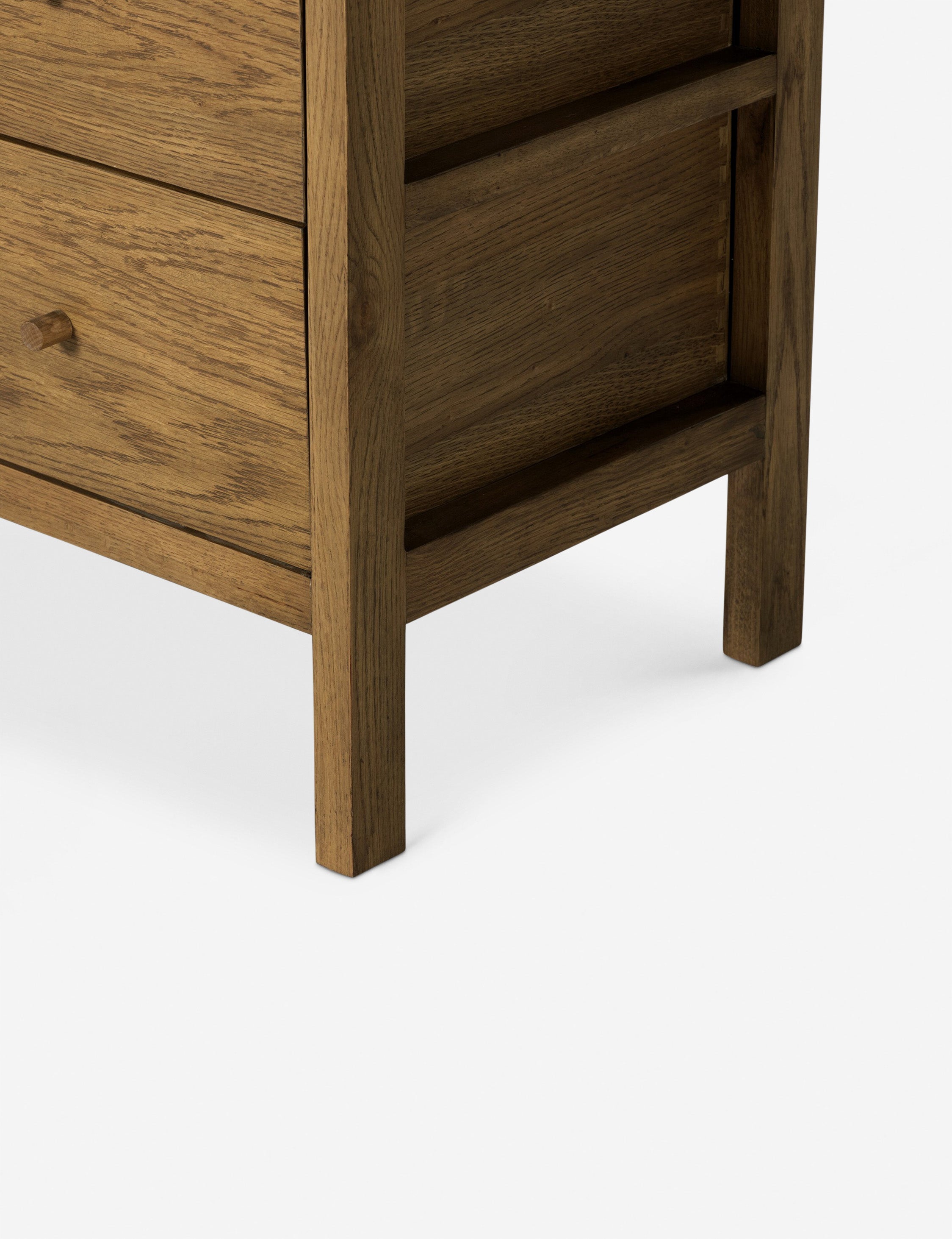 Commode - Avec son cadre apparent et ses lignes minimalistes, cette commode offre une version modernisée du style du milieu du siècle dernier