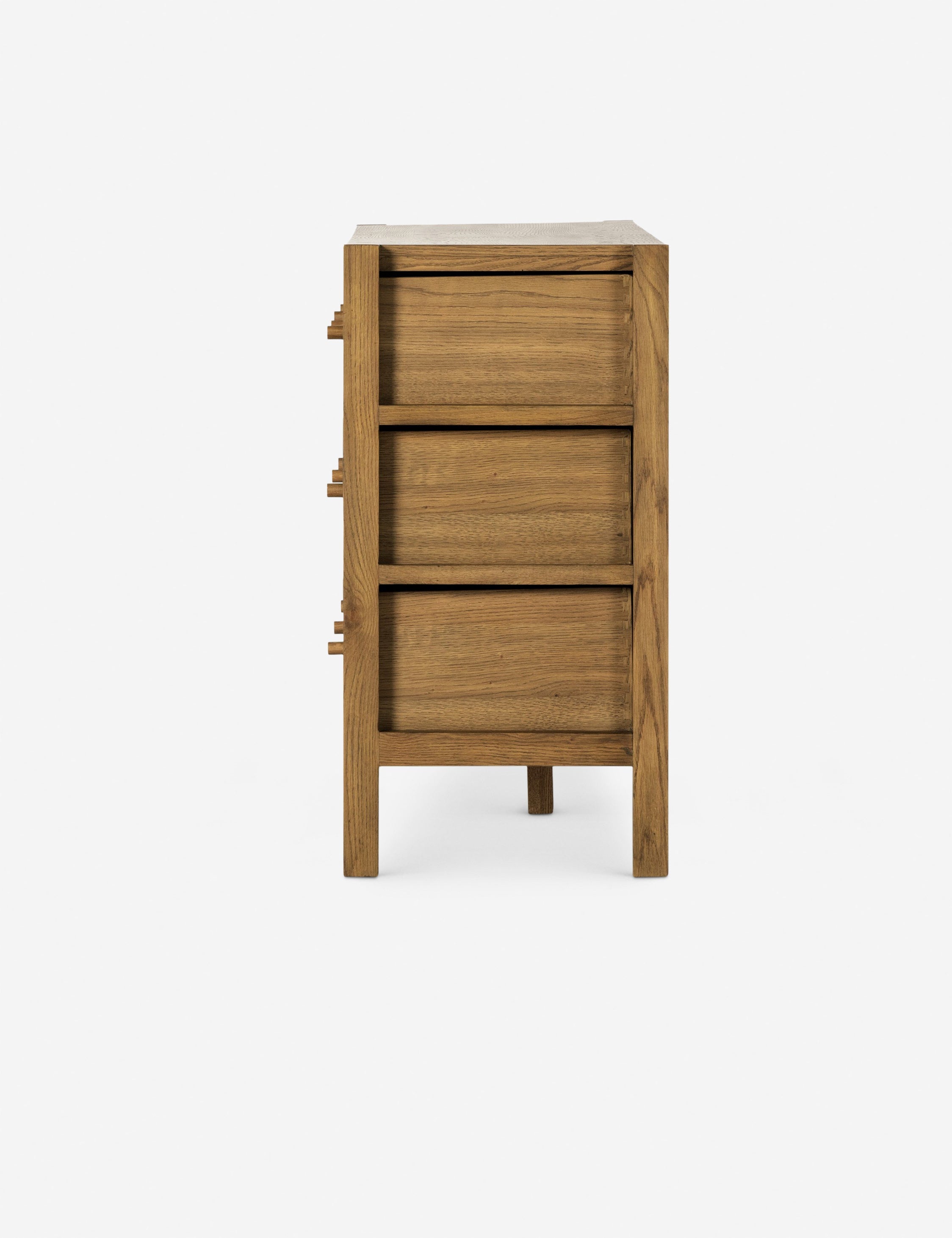 Commode - Avec son cadre apparent et ses lignes minimalistes, cette commode offre une version modernisée du style du milieu du siècle dernier