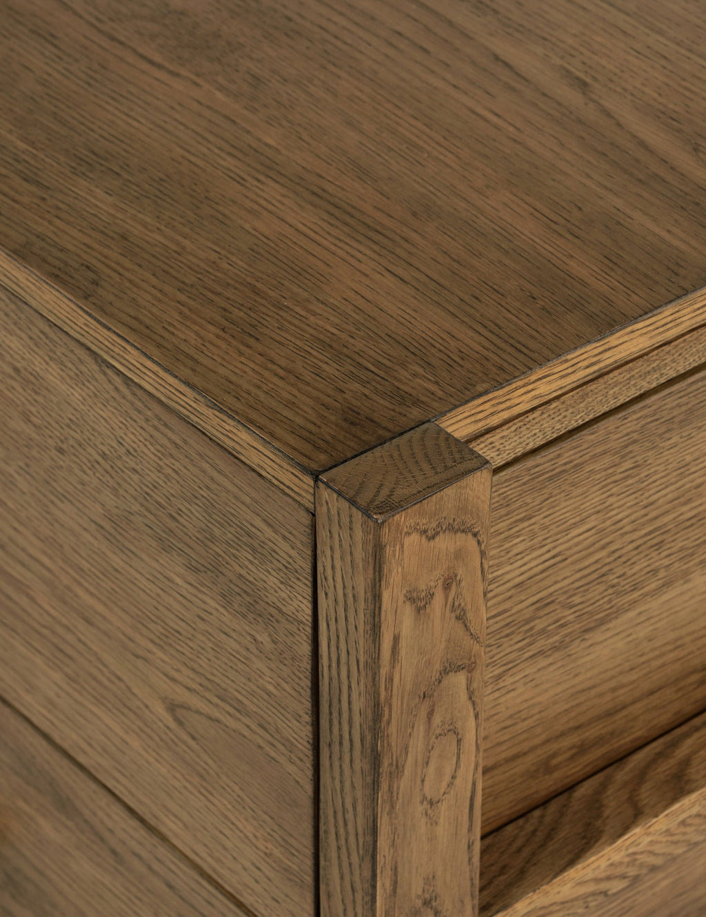 Table de chevet - Avec son cadre apparent et ses lignes minimalistes, cette table de chevet offre une réinterprétation moderne du style mid-century.