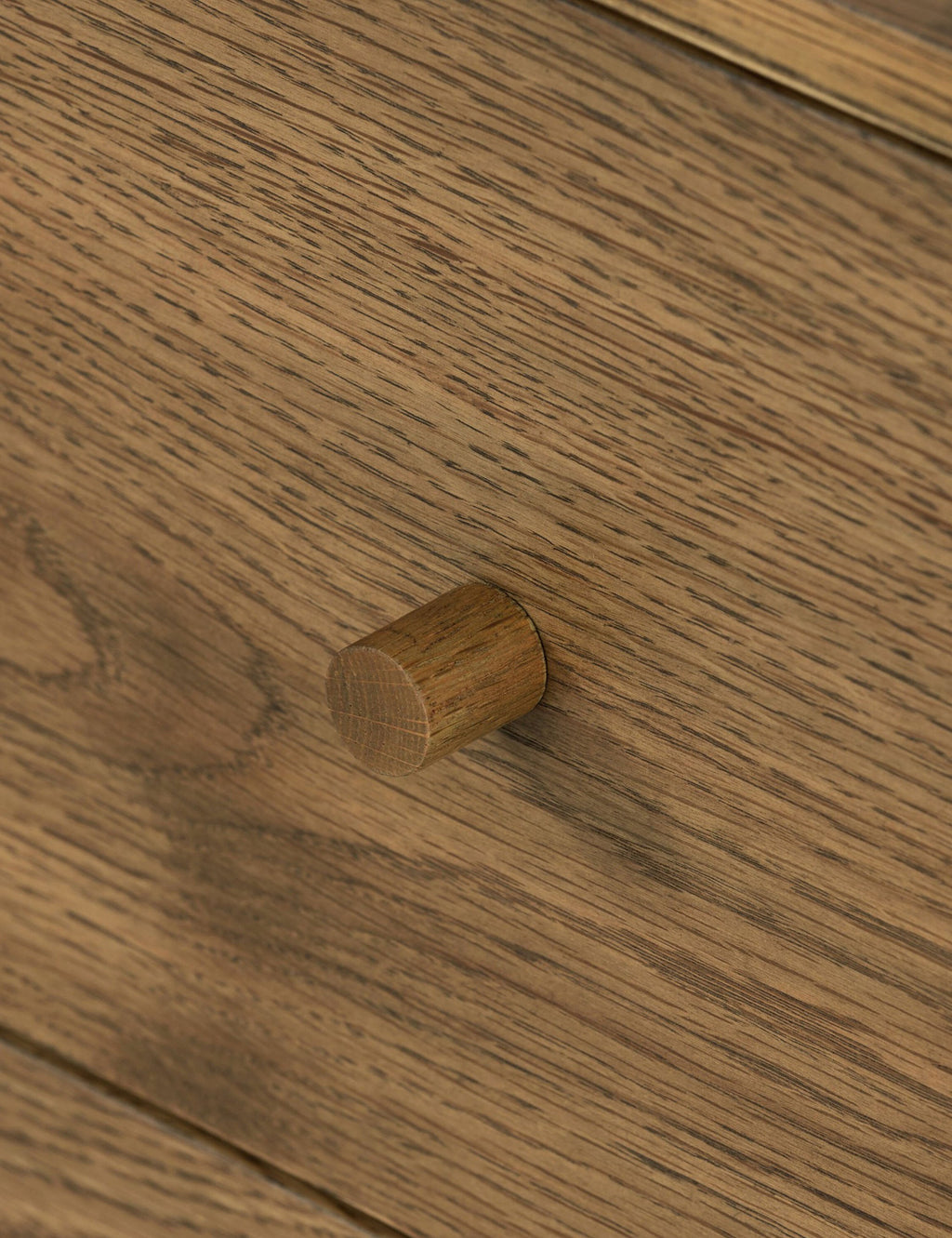 Table de chevet - Avec son cadre apparent et ses lignes minimalistes, cette table de chevet offre une réinterprétation moderne du style mid-century.