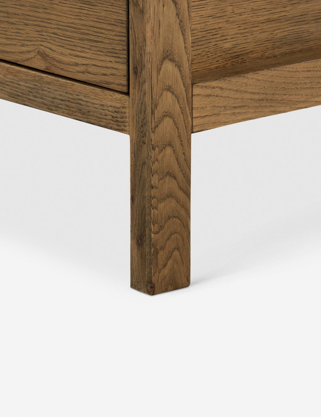 Table de chevet - Avec son cadre apparent et ses lignes minimalistes, cette table de chevet offre une réinterprétation moderne du style mid-century.