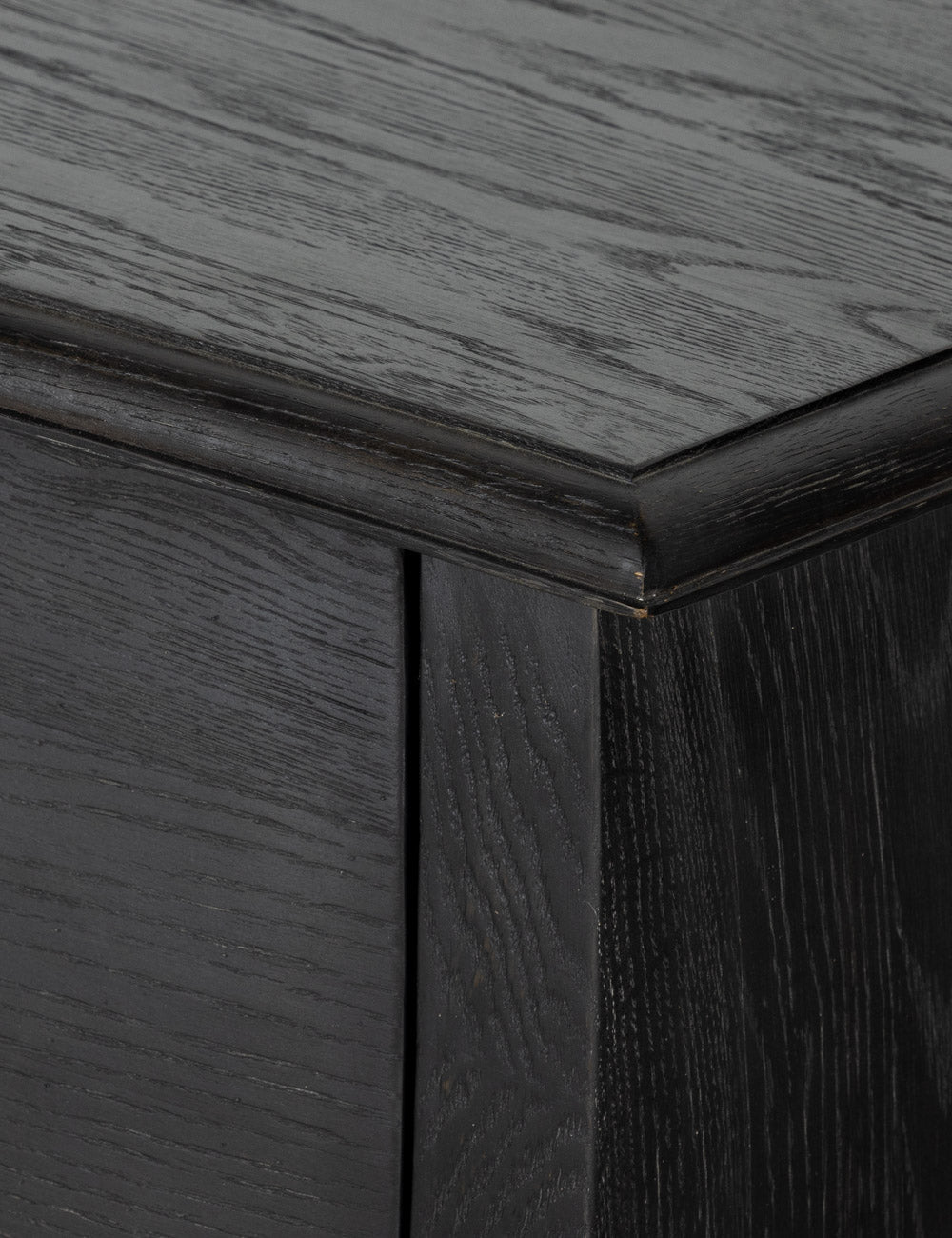 Commode - Des lignes incurvées et une silhouette élégante confèrent à cette commode un air fantaisiste.