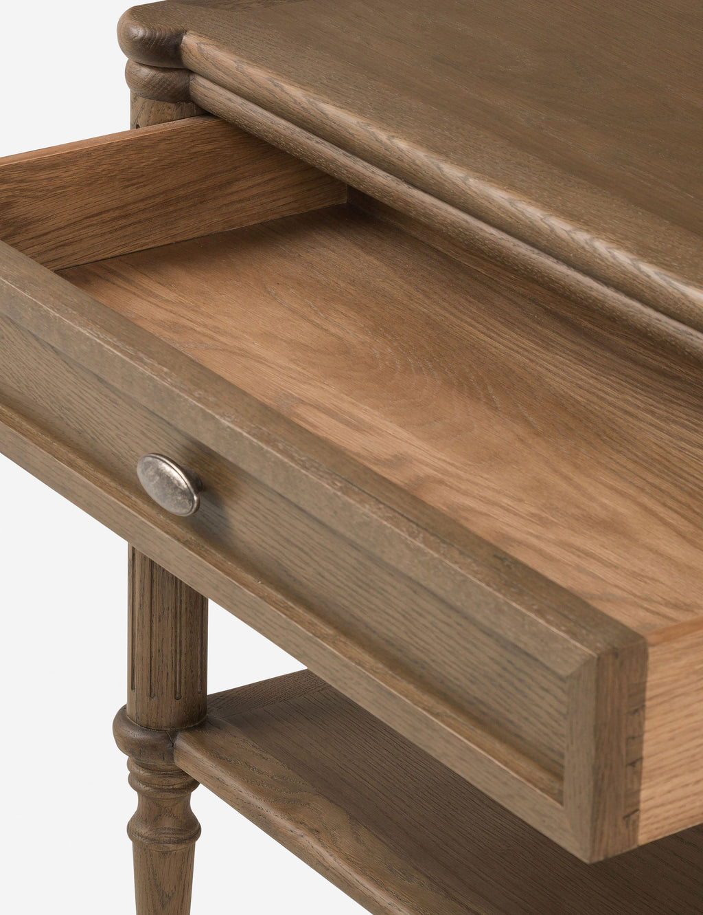 Table de chevet - Le style traditionnel rencontre l'attrait moderne dans cette commode d'inspiration européenne vintage
