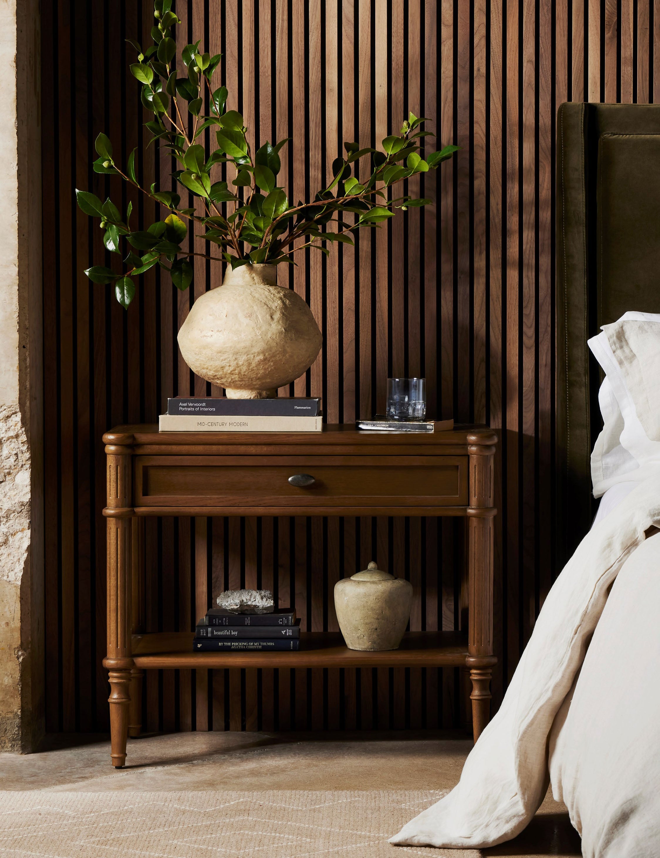 Table de chevet - Le style traditionnel rencontre l'attrait moderne dans cette commode d'inspiration européenne vintage