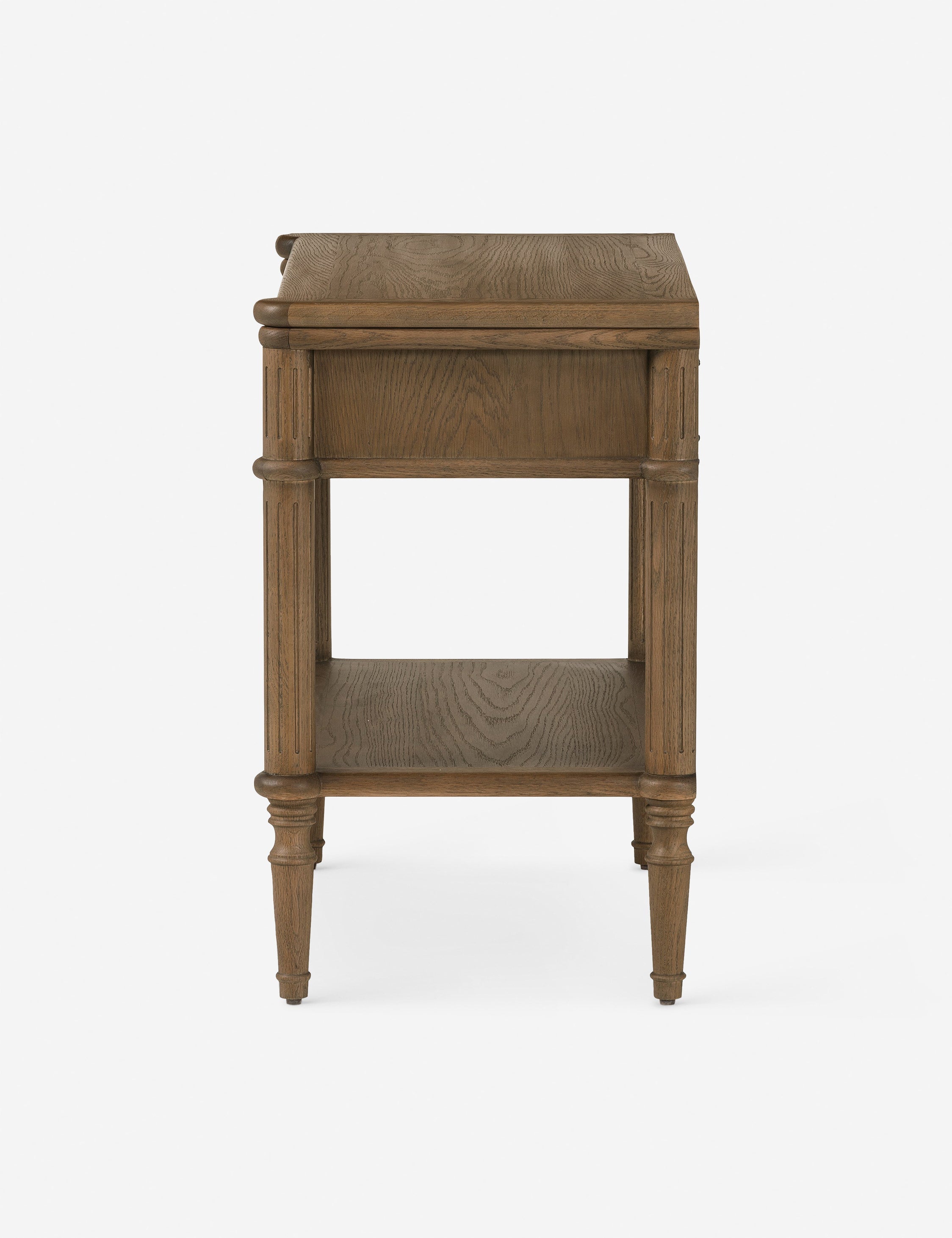 Table de chevet - Le style traditionnel rencontre l'attrait moderne dans cette commode d'inspiration européenne vintage
