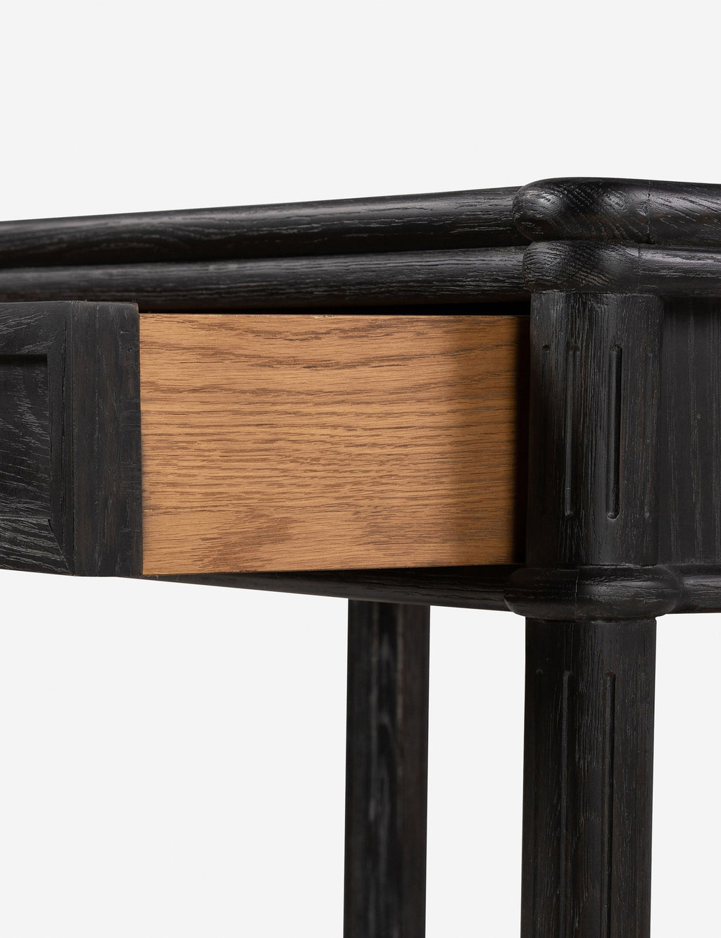 Table de chevet - Le style traditionnel rencontre l'attrait moderne dans cette commode d'inspiration européenne vintage
