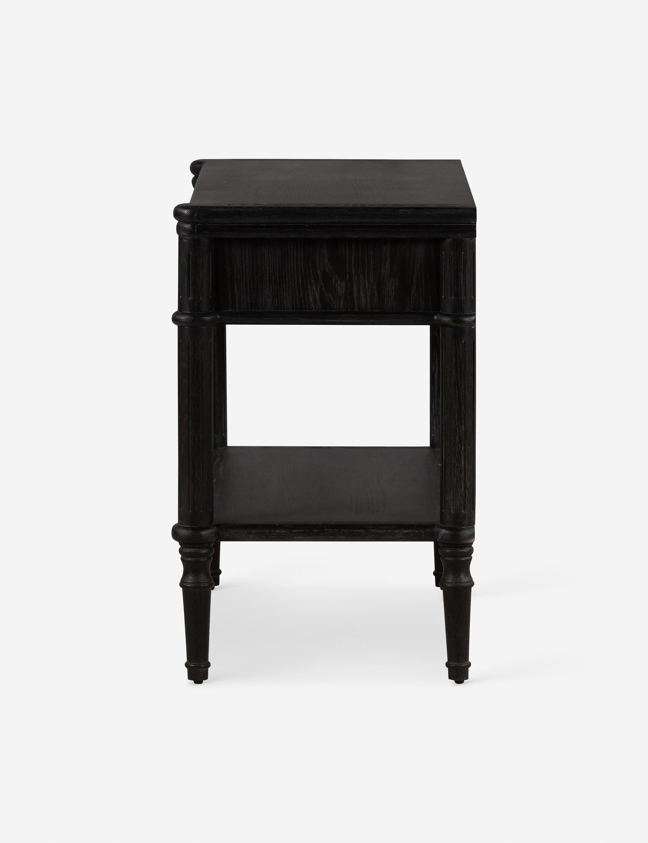 Table de chevet - Le style traditionnel rencontre l'attrait moderne dans cette commode d'inspiration européenne vintage