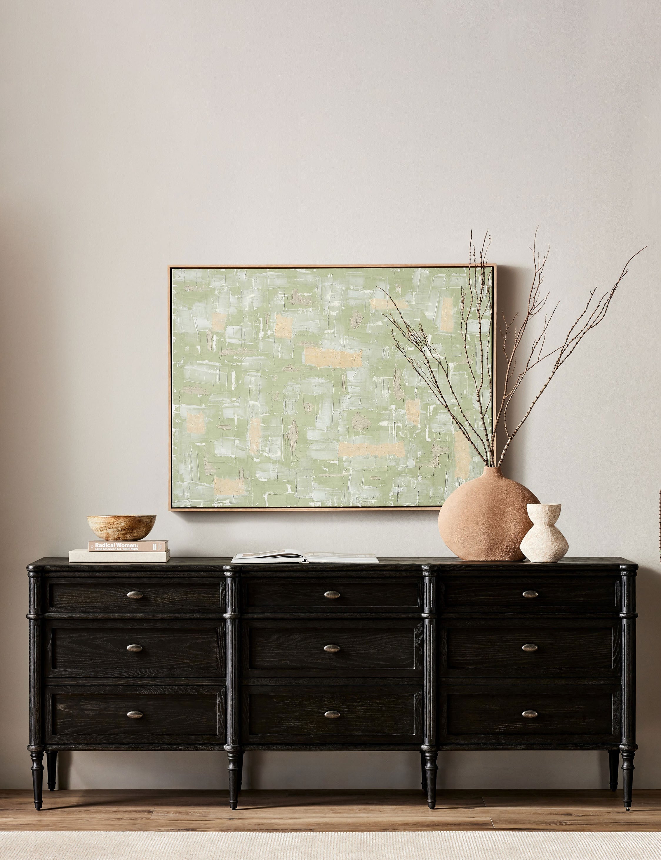 Commode à 9 tiroirs - Le style traditionnel rencontre l'attrait moderne dans cette commode d'inspiration européenne vintage