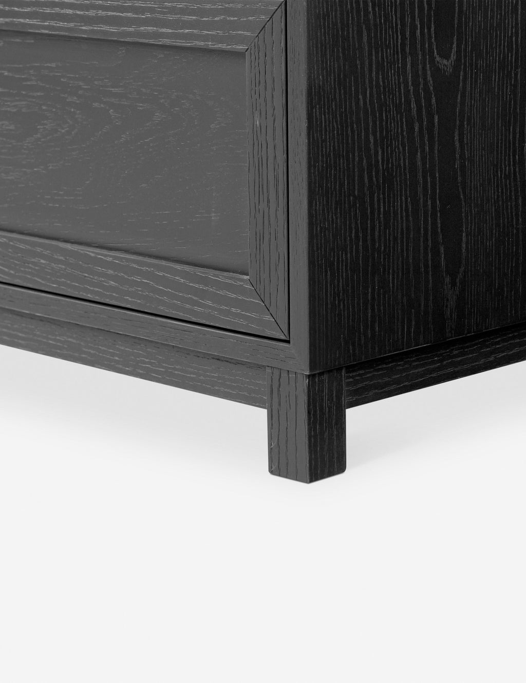Commode à 9 tiroirs - Une commode de transition revêtue de chêne pour un impact intemporel