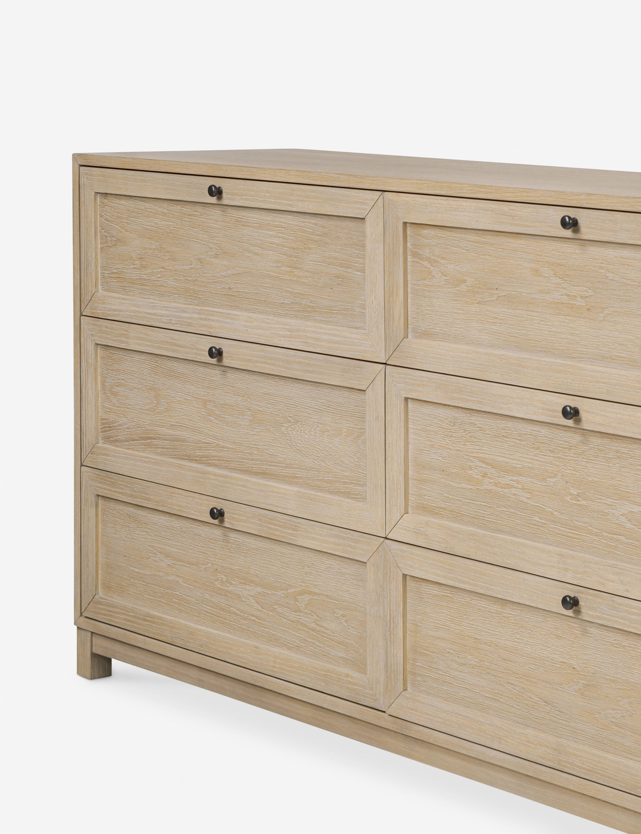 Commode à 9 tiroirs - Une commode de transition revêtue de chêne pour un impact intemporel