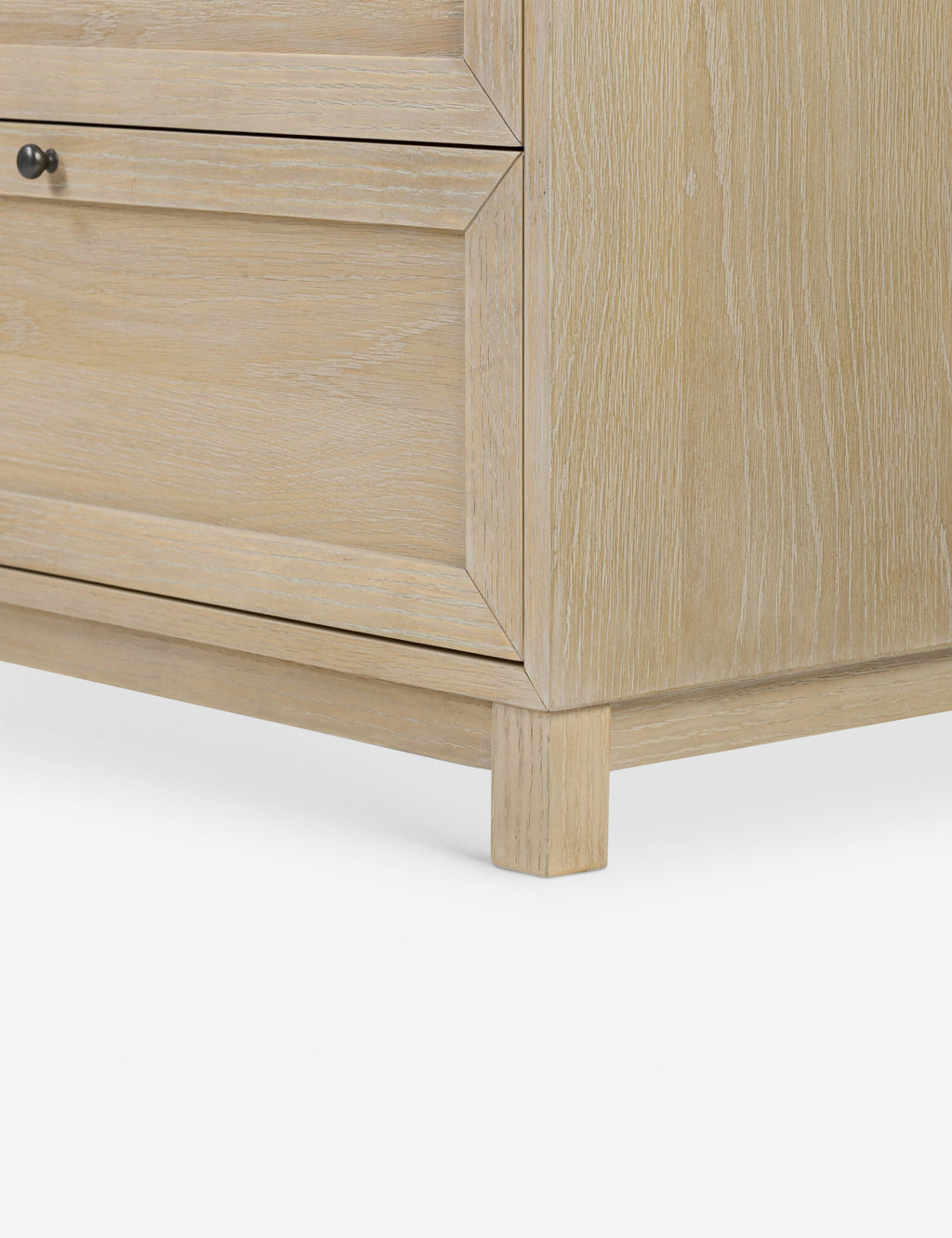 Commode à 9 tiroirs - Une commode de transition revêtue de chêne pour un impact intemporel