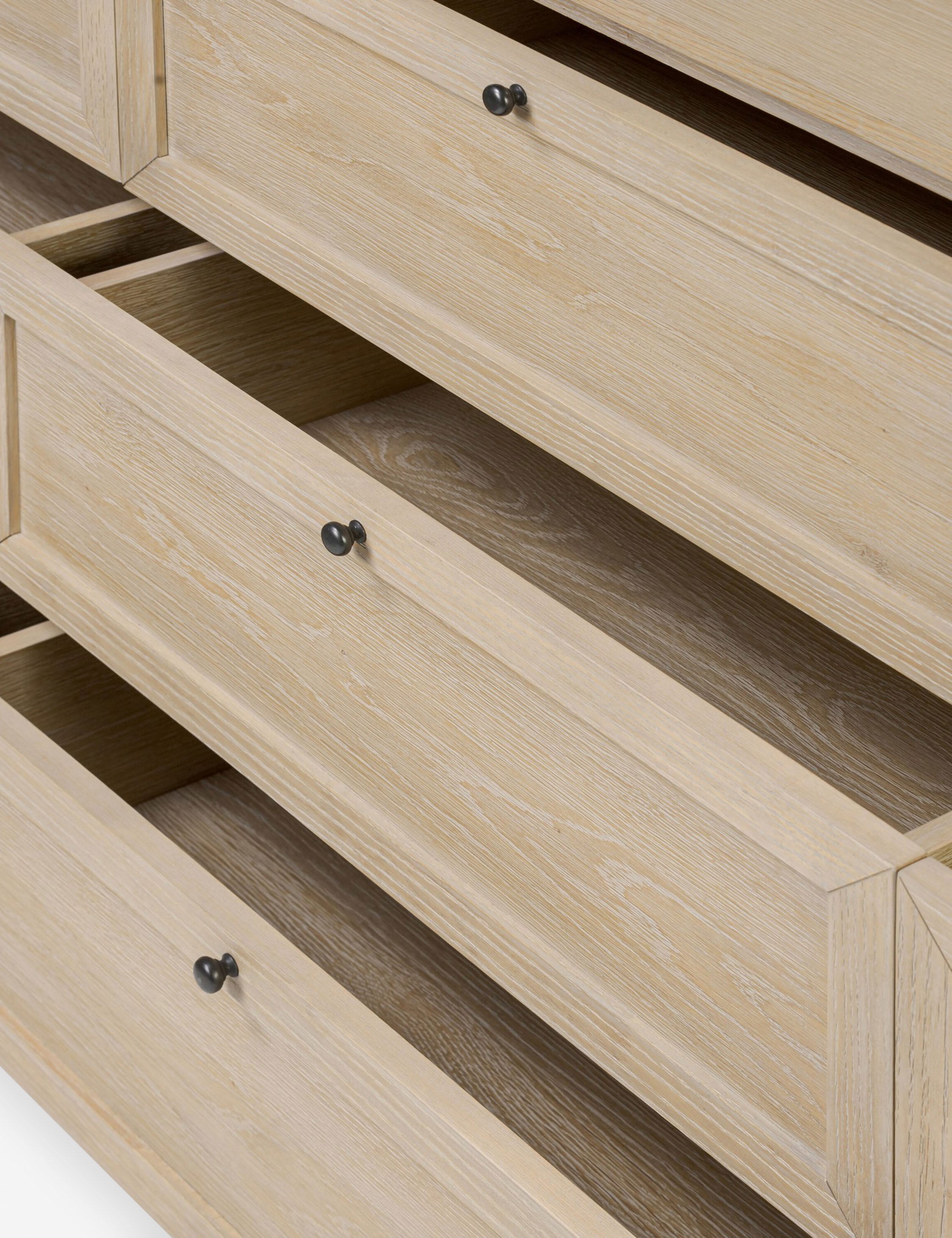 Commode à 9 tiroirs - Une commode de transition revêtue de chêne pour un impact intemporel