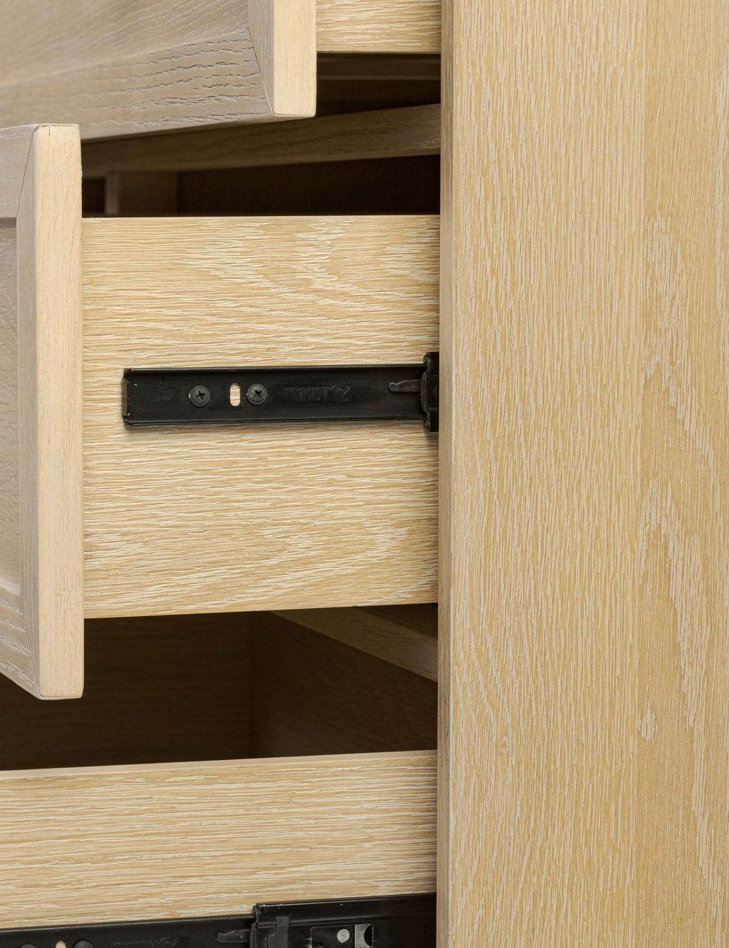 Commode à 9 tiroirs - Une commode de transition revêtue de chêne pour un impact intemporel