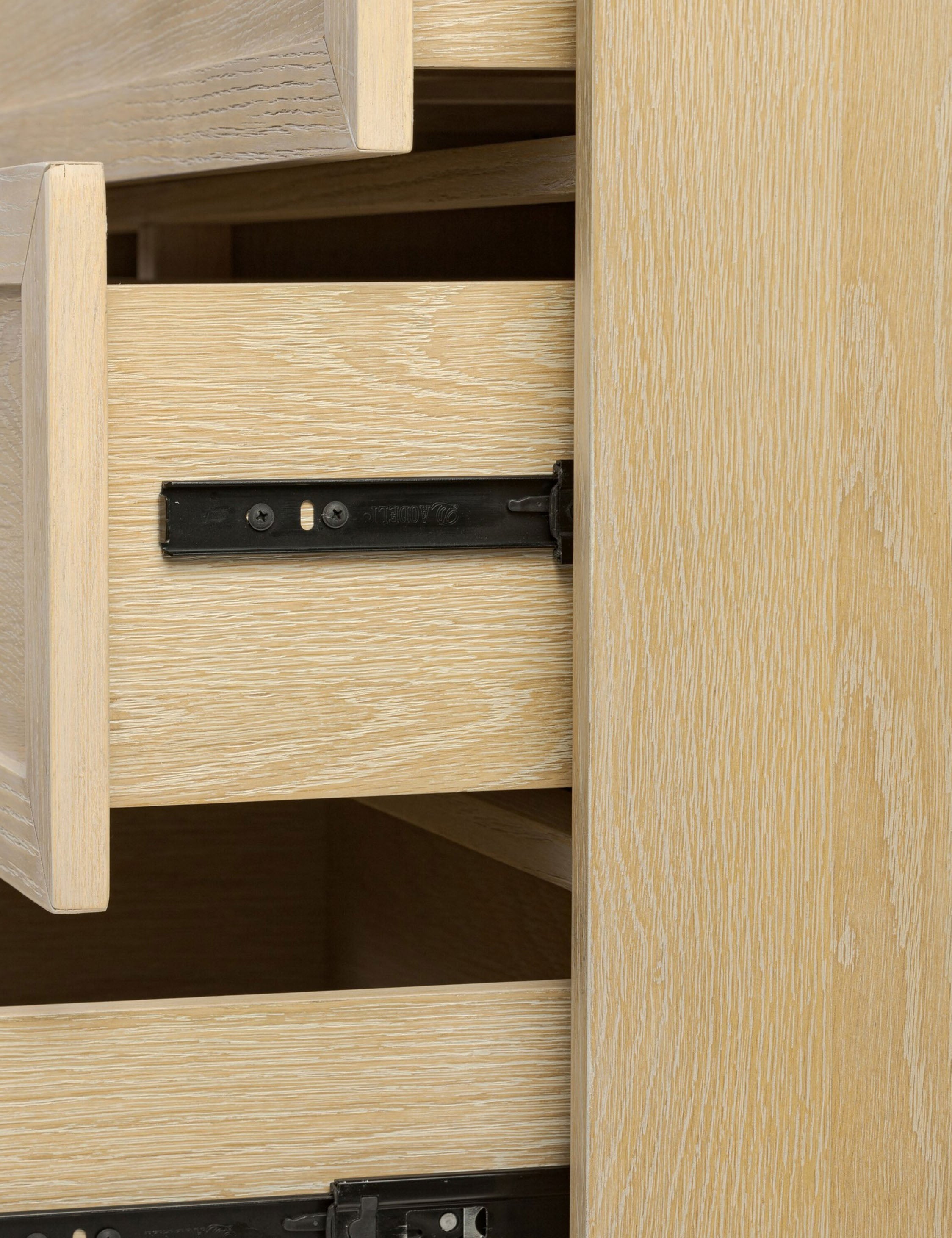 Commode à 9 tiroirs - Une commode de transition revêtue de chêne pour un impact intemporel