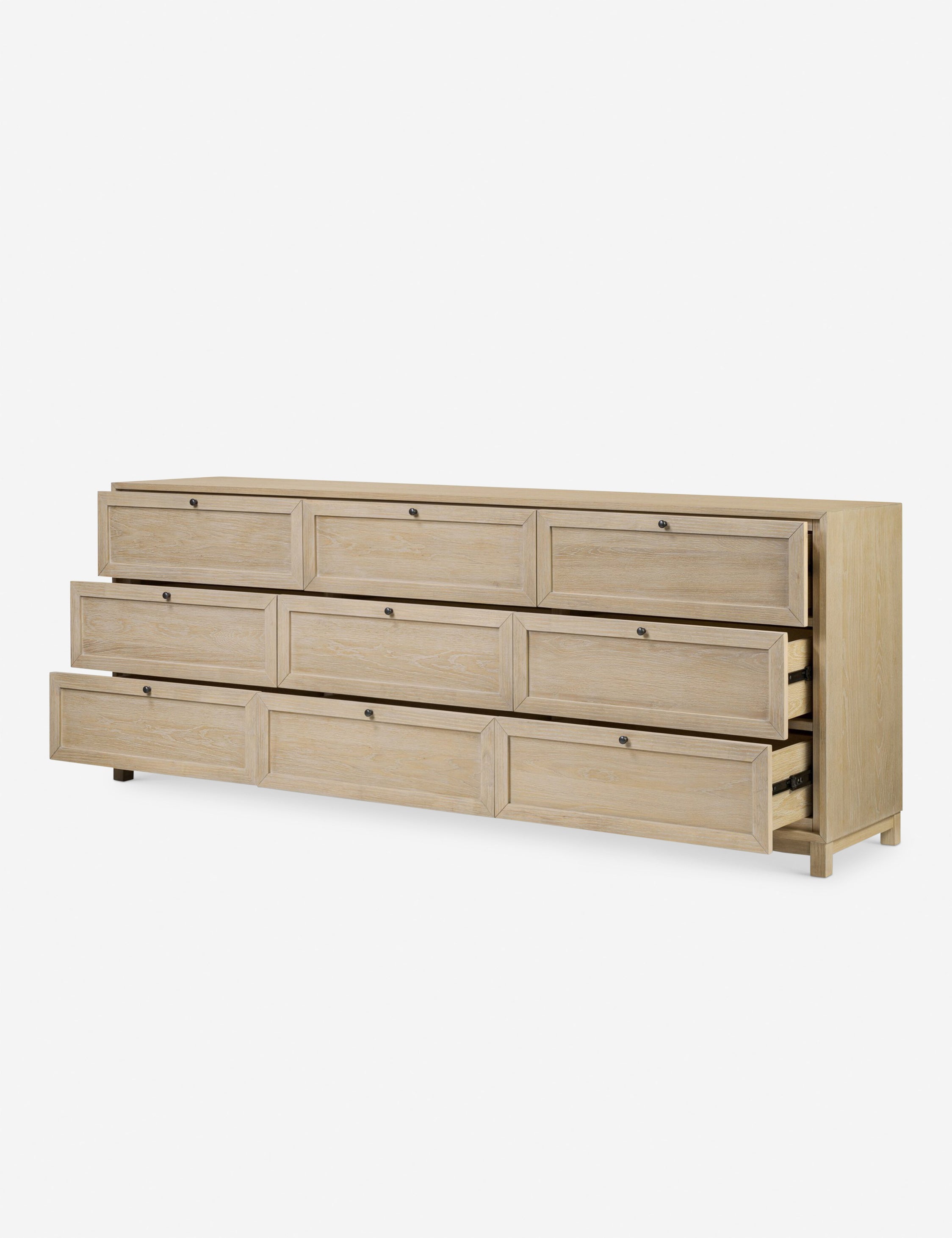 Commode à 9 tiroirs - Une commode de transition revêtue de chêne pour un impact intemporel