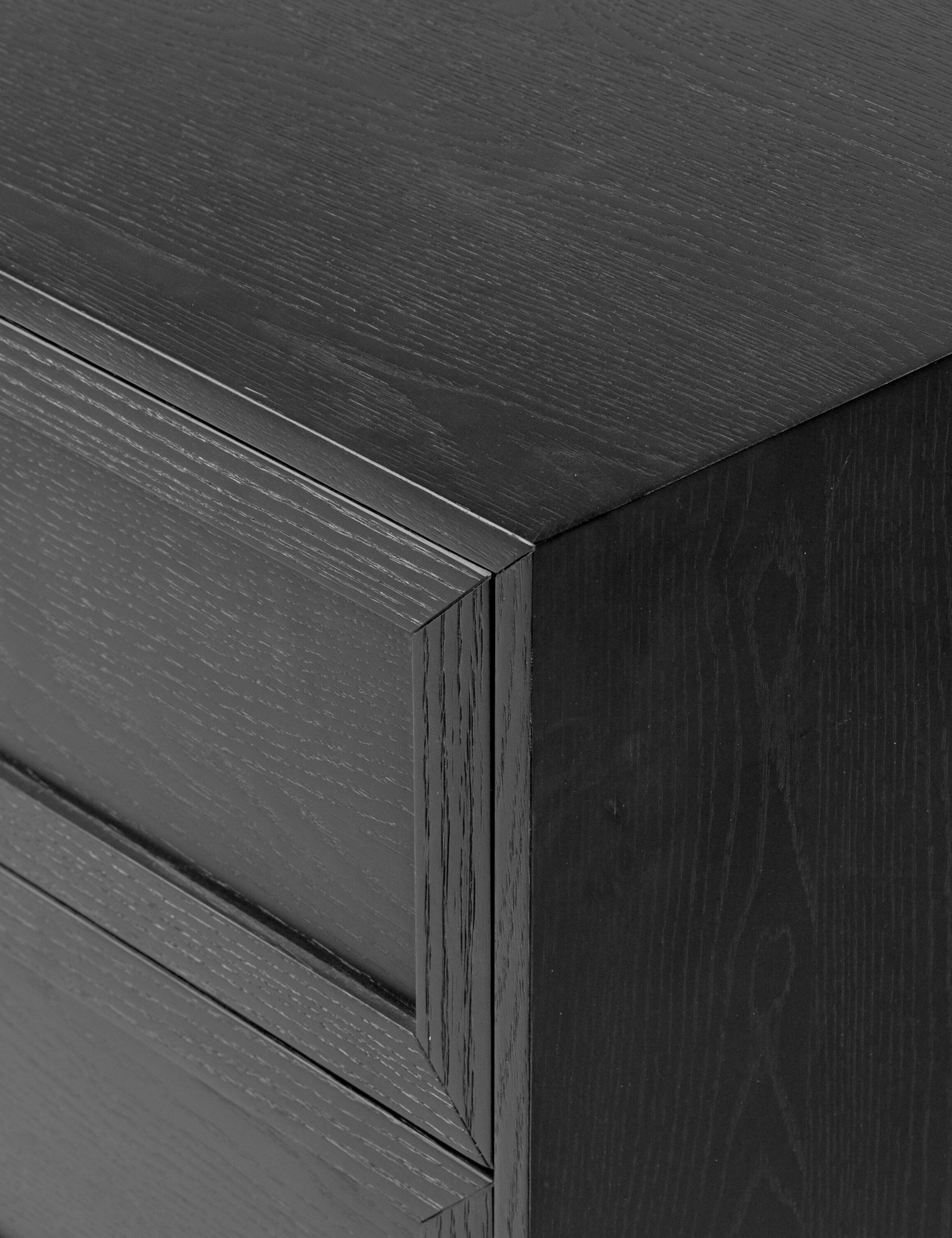 Commode à 6 tiroirs – Une commode de transition revêtue de chêne pour un impact intemporel