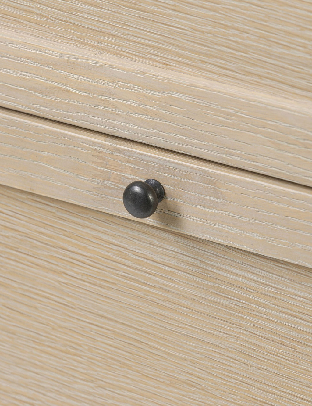 Commode à 6 tiroirs – Une commode de transition revêtue de chêne pour un impact intemporel