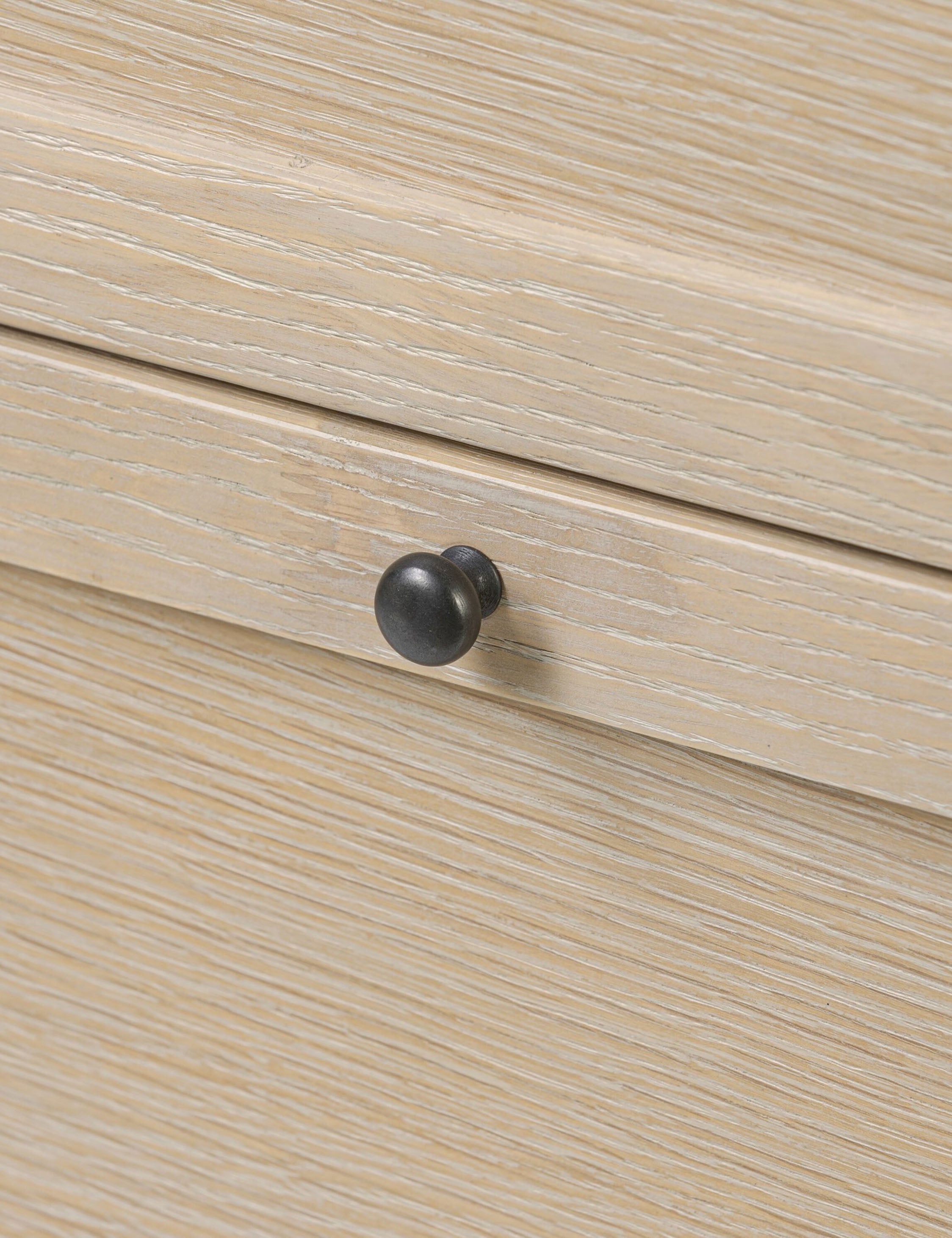Commode à 6 tiroirs – Une commode de transition revêtue de chêne pour un impact intemporel