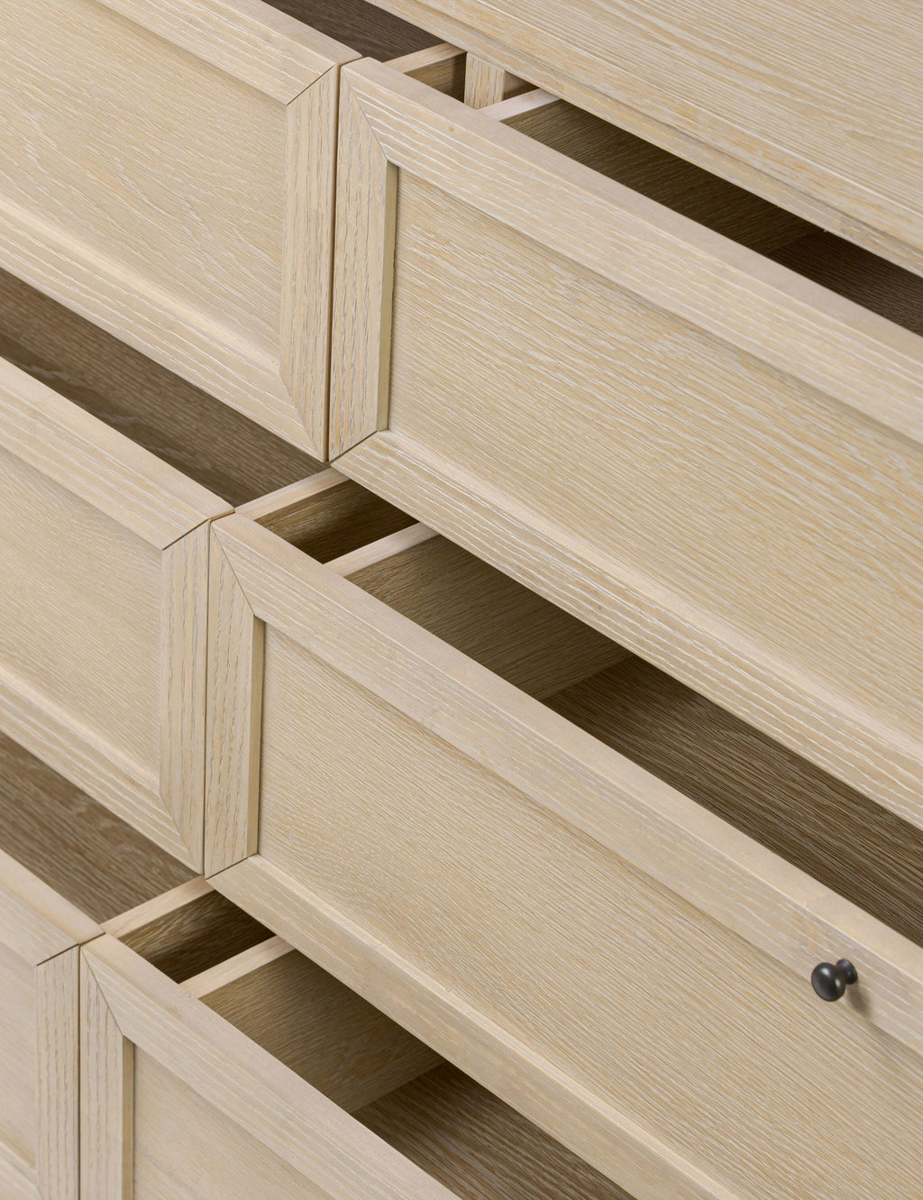 Commode à 6 tiroirs – Une commode de transition revêtue de chêne pour un impact intemporel