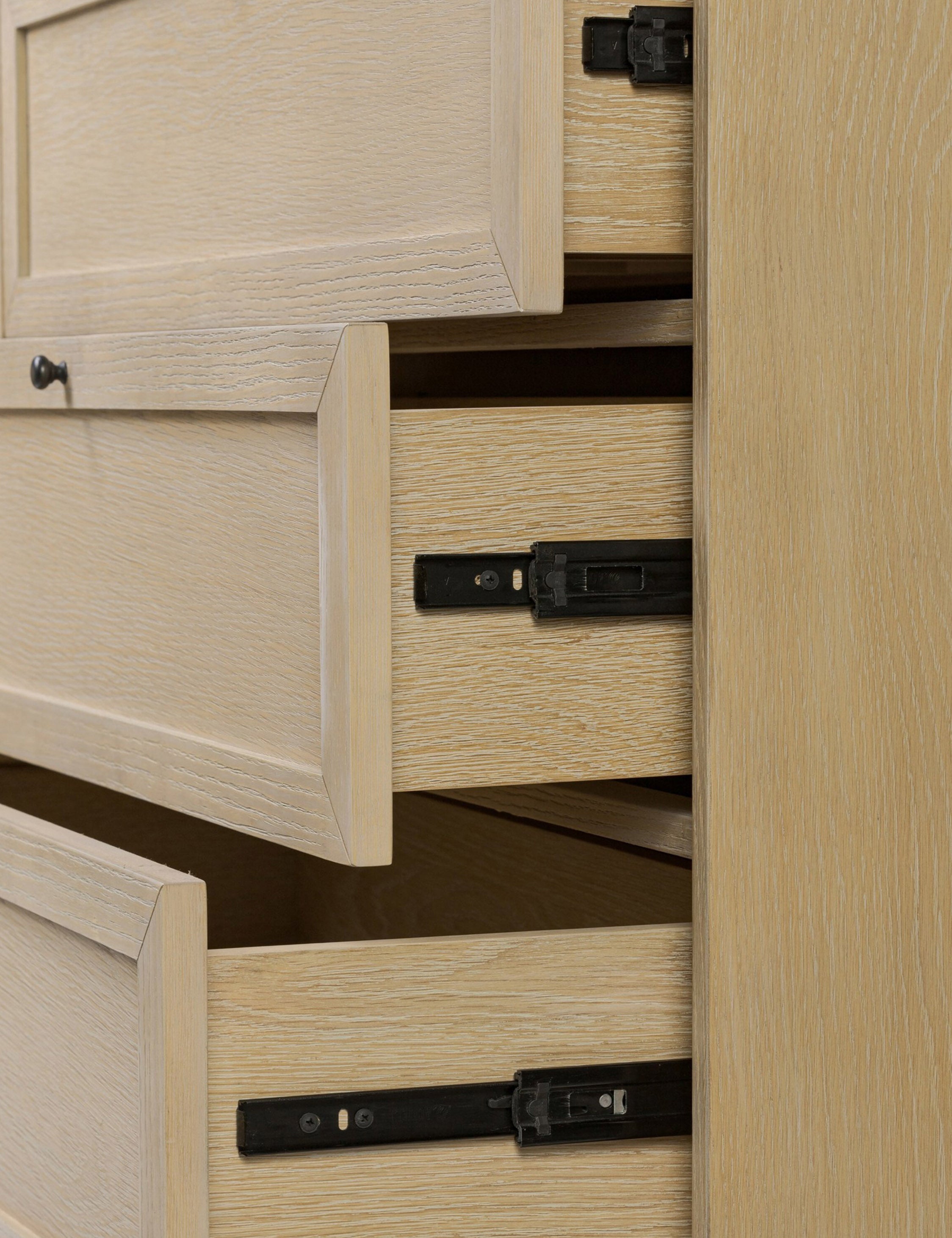 Commode à 6 tiroirs – Une commode de transition revêtue de chêne pour un impact intemporel