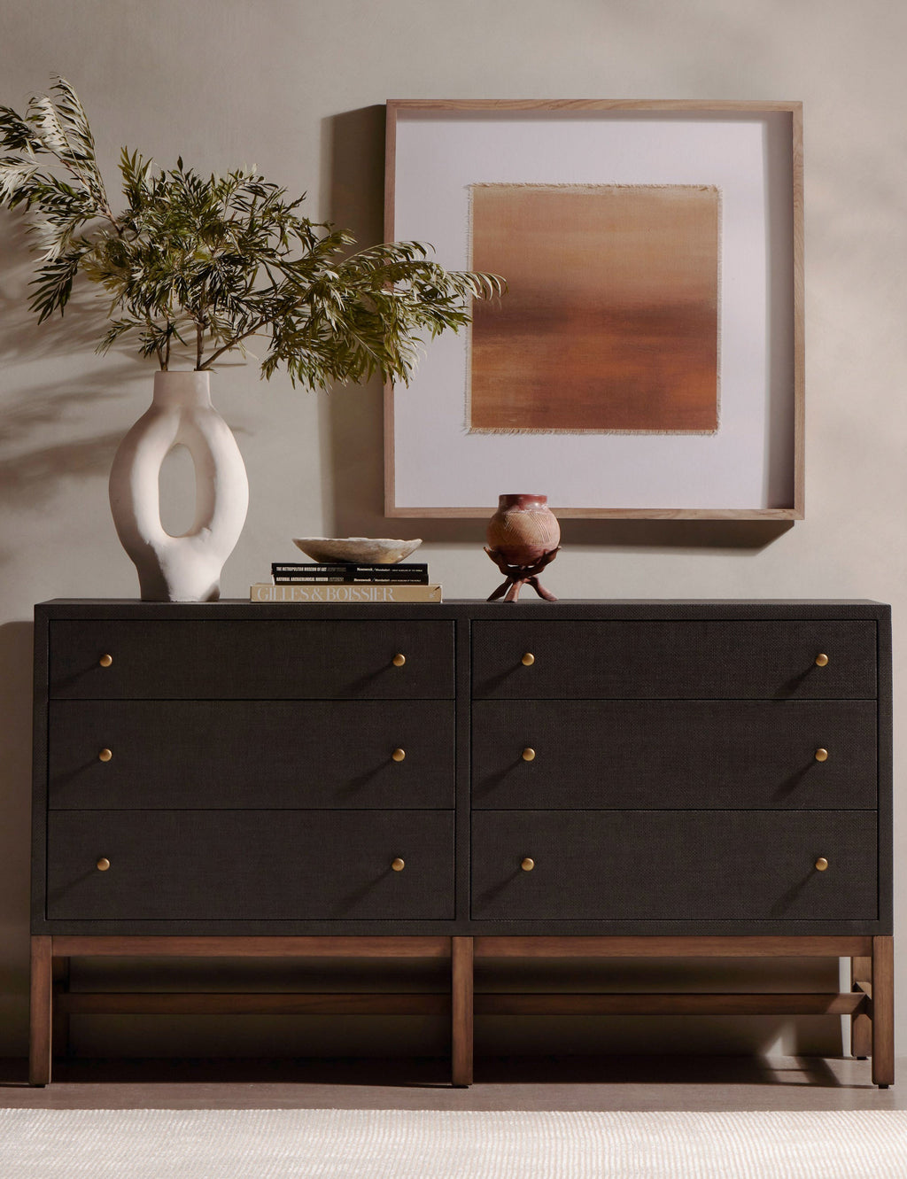Commode - Cette commode en raphia tressé offre un impact textuel avec une silhouette nette et linéaire