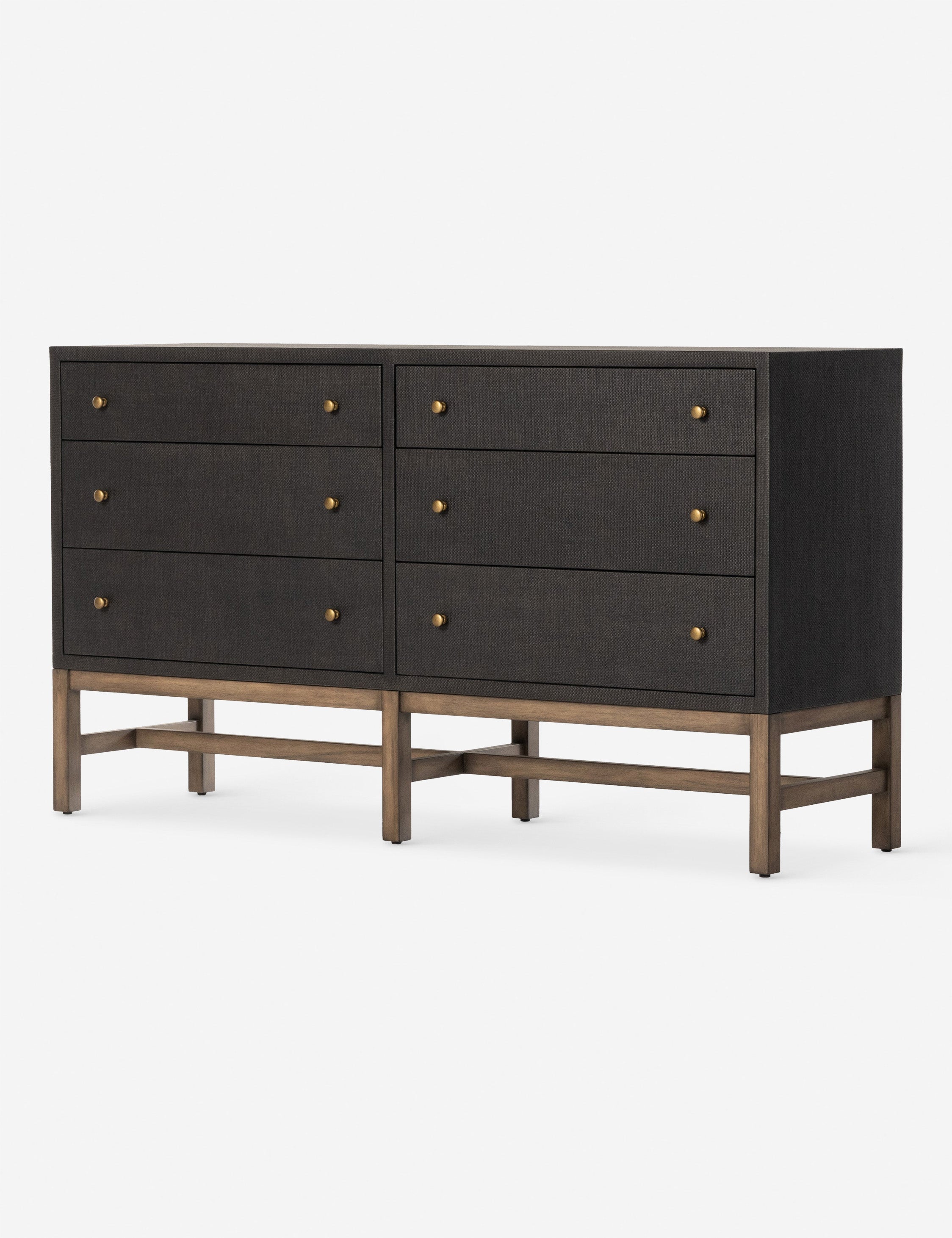 Commode - Cette commode en raphia tressé offre un impact textuel avec une silhouette nette et linéaire