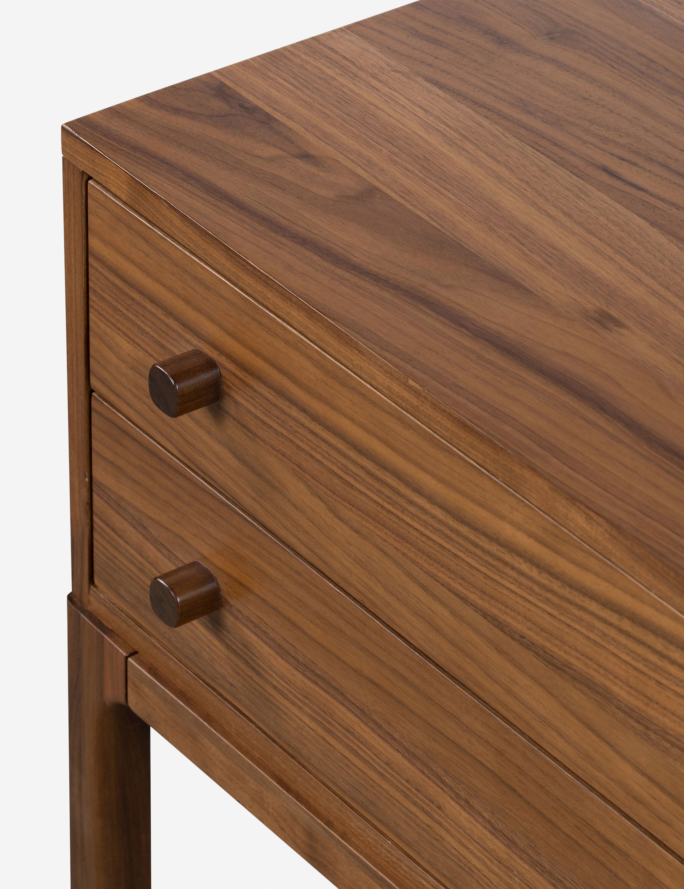 Table de chevet - Inspirée du mobilier de campagne des années 1800—conçu pour être léger, durable et facilement transportable—la table de chevet offre